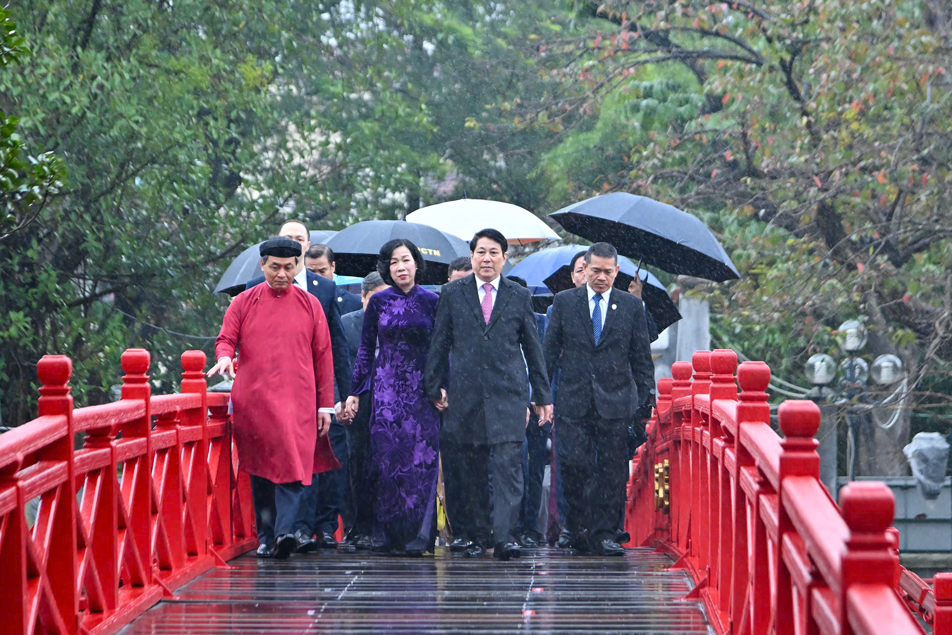 Chủ tịch nước Lương Cường c&ugrave;ng kiều b&agrave;o d&acirc;ng hương, thả c&aacute; ch&eacute;p - Ảnh 5.