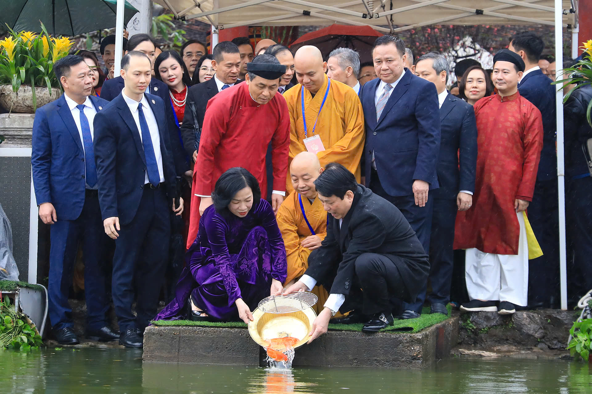 Chủ tịch nước Lương Cường c&ugrave;ng kiều b&agrave;o d&acirc;ng hương, thả c&aacute; ch&eacute;p - Ảnh 2.