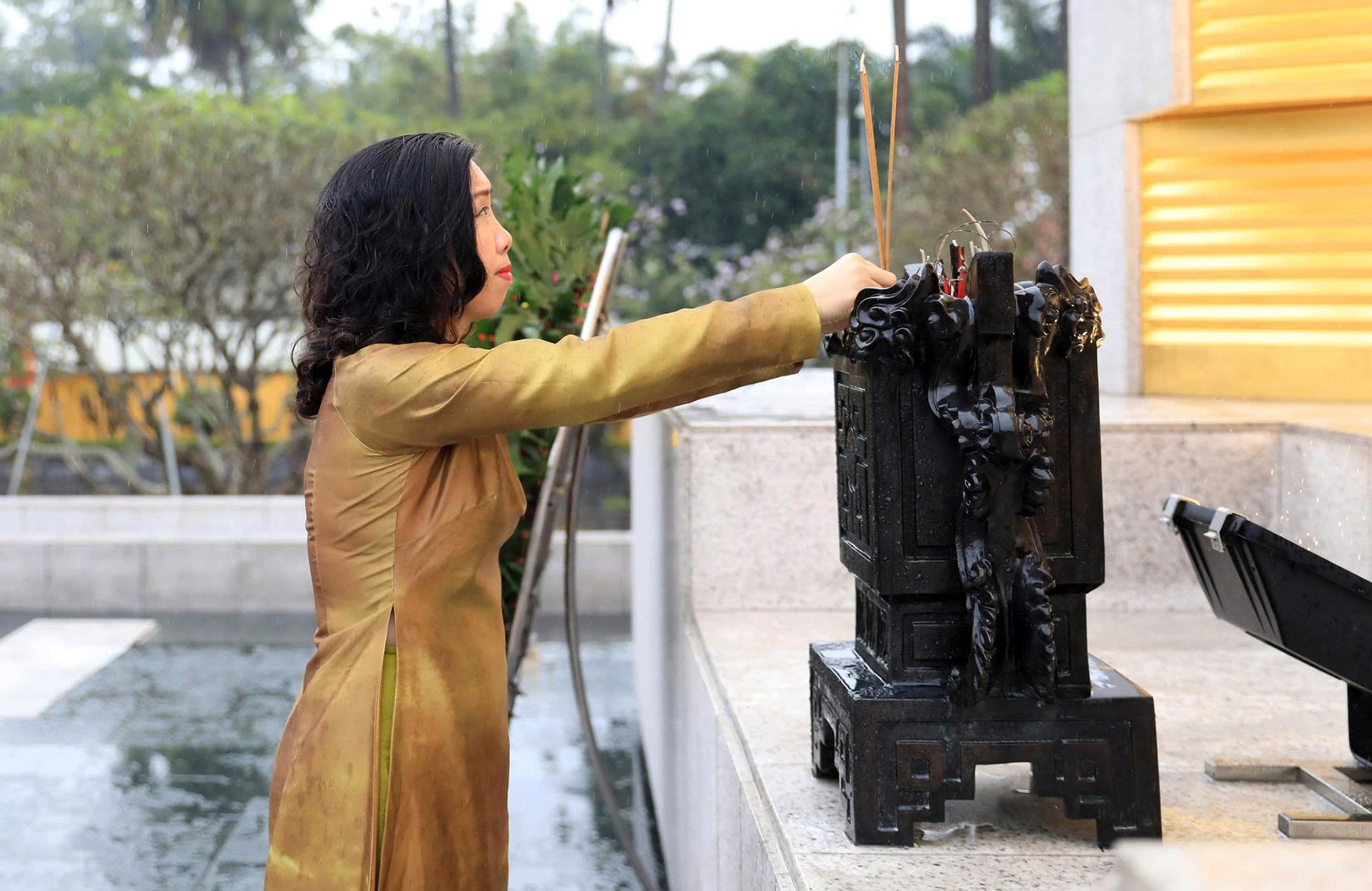 Chủ tịch nước Lương Cường cùng kiều bào dâng hương, thả cá chép - Ảnh 8.