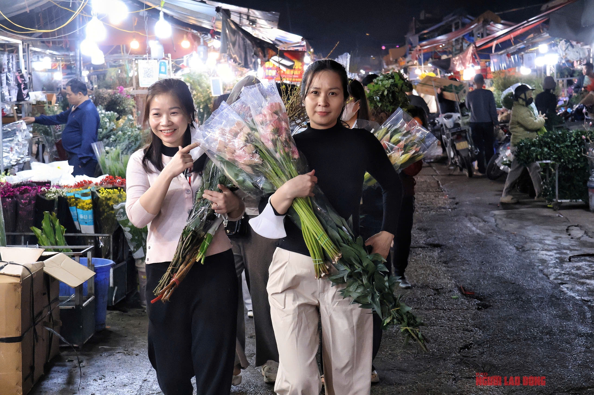 Kh&aacute;m ph&aacute; chợ hoa Quảng An lớn nhất H&agrave; Nội dịp Tết 2026 - Ảnh 1.