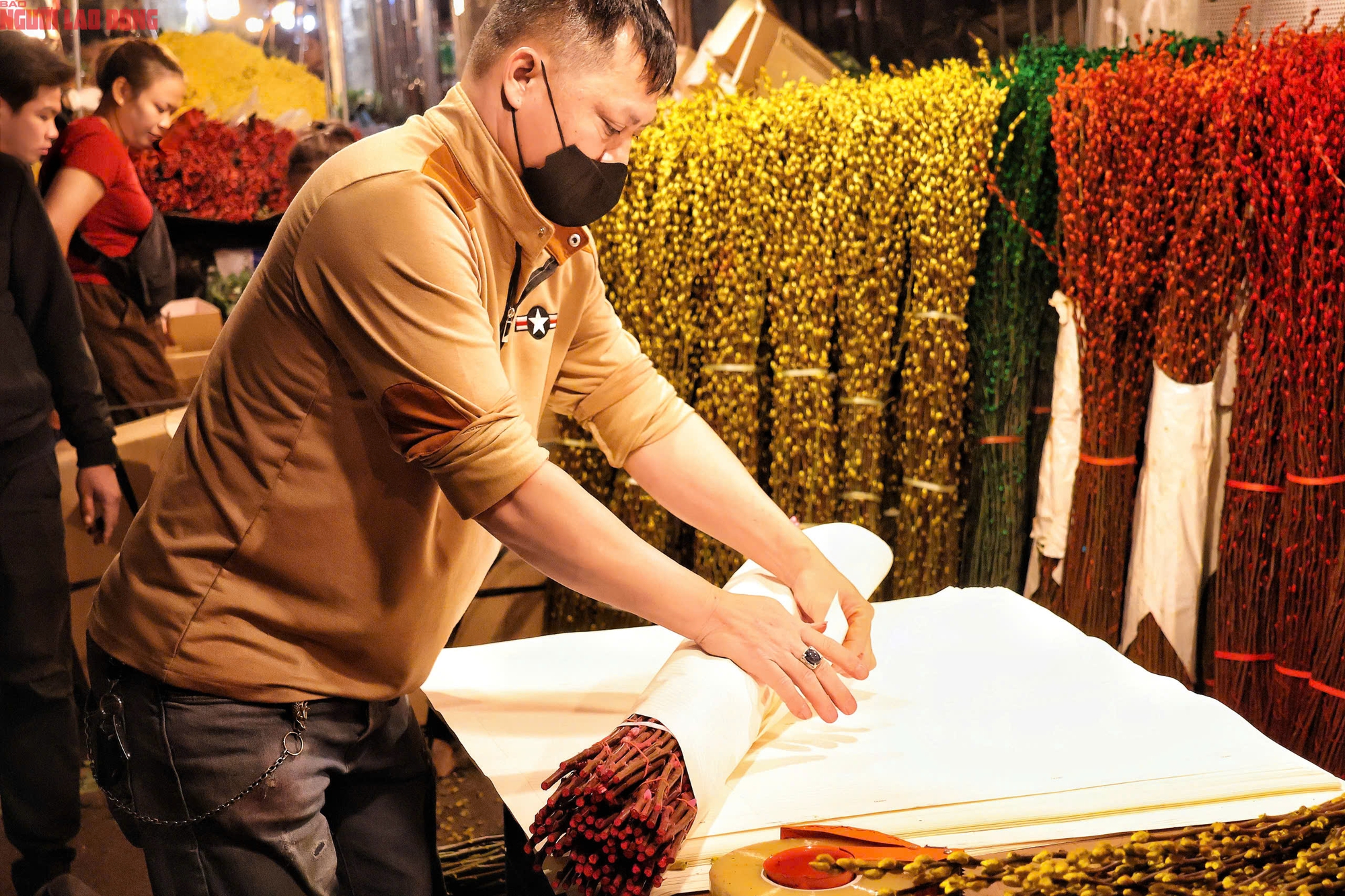 Kh&aacute;m ph&aacute; chợ hoa Quảng An lớn nhất H&agrave; Nội dịp Tết 2026 - Ảnh 18.