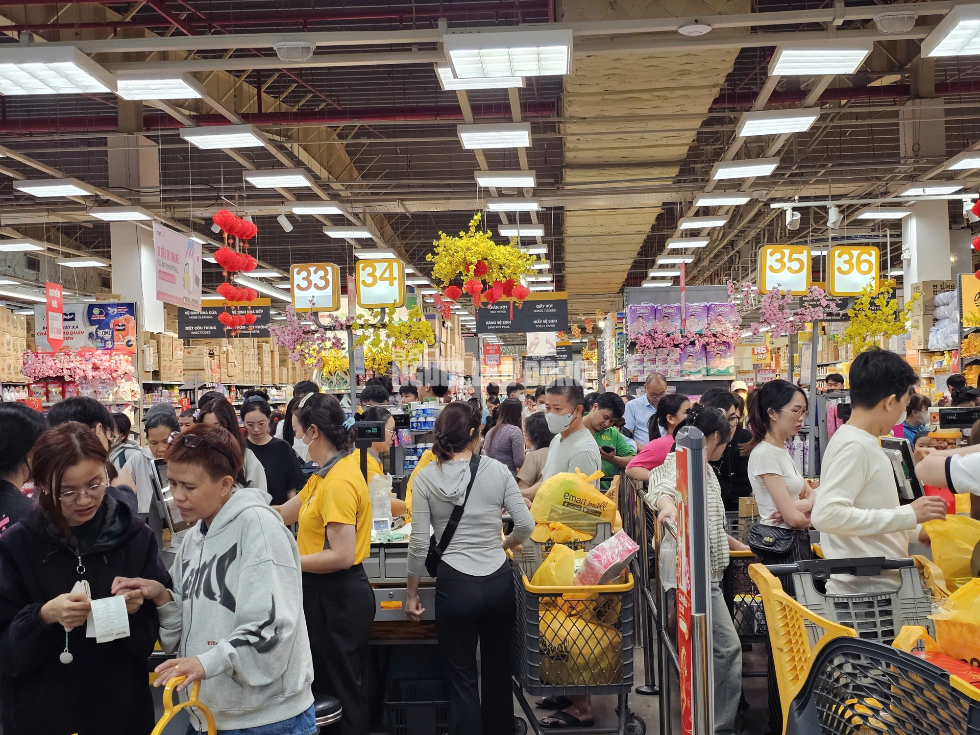 Si&ecirc;u thị TPHCM đ&ocirc;ng kh&aacute;ch mua sắm Tết 2026 với h&agrave;ng h&oacute;a đa dạng v&agrave; ưu đ&atilde;i hấp dẫn - Ảnh 2.