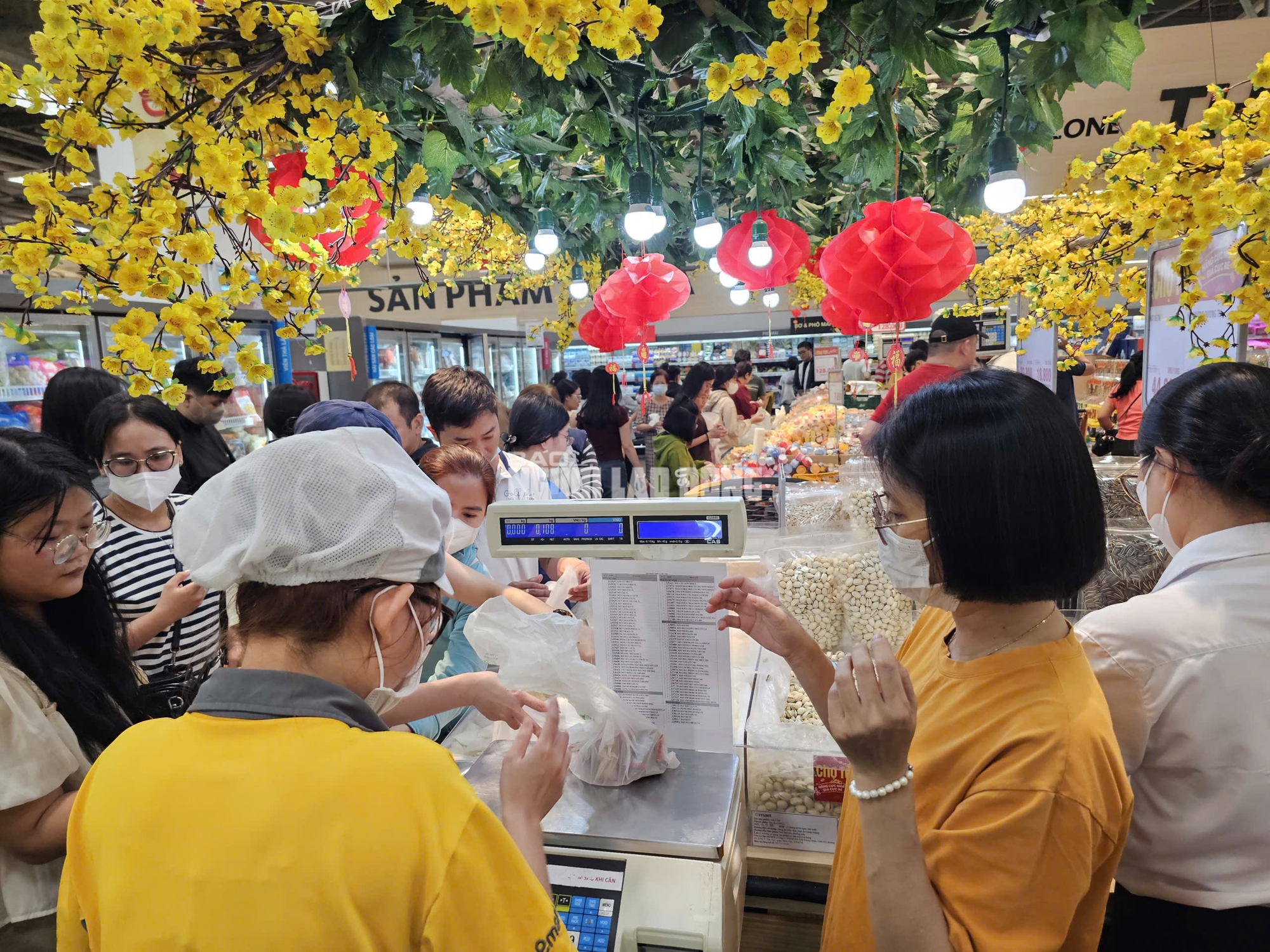 Si&ecirc;u thị TPHCM đ&ocirc;ng kh&aacute;ch mua sắm Tết 2026 với h&agrave;ng h&oacute;a đa dạng v&agrave; ưu đ&atilde;i hấp dẫn - Ảnh 3.