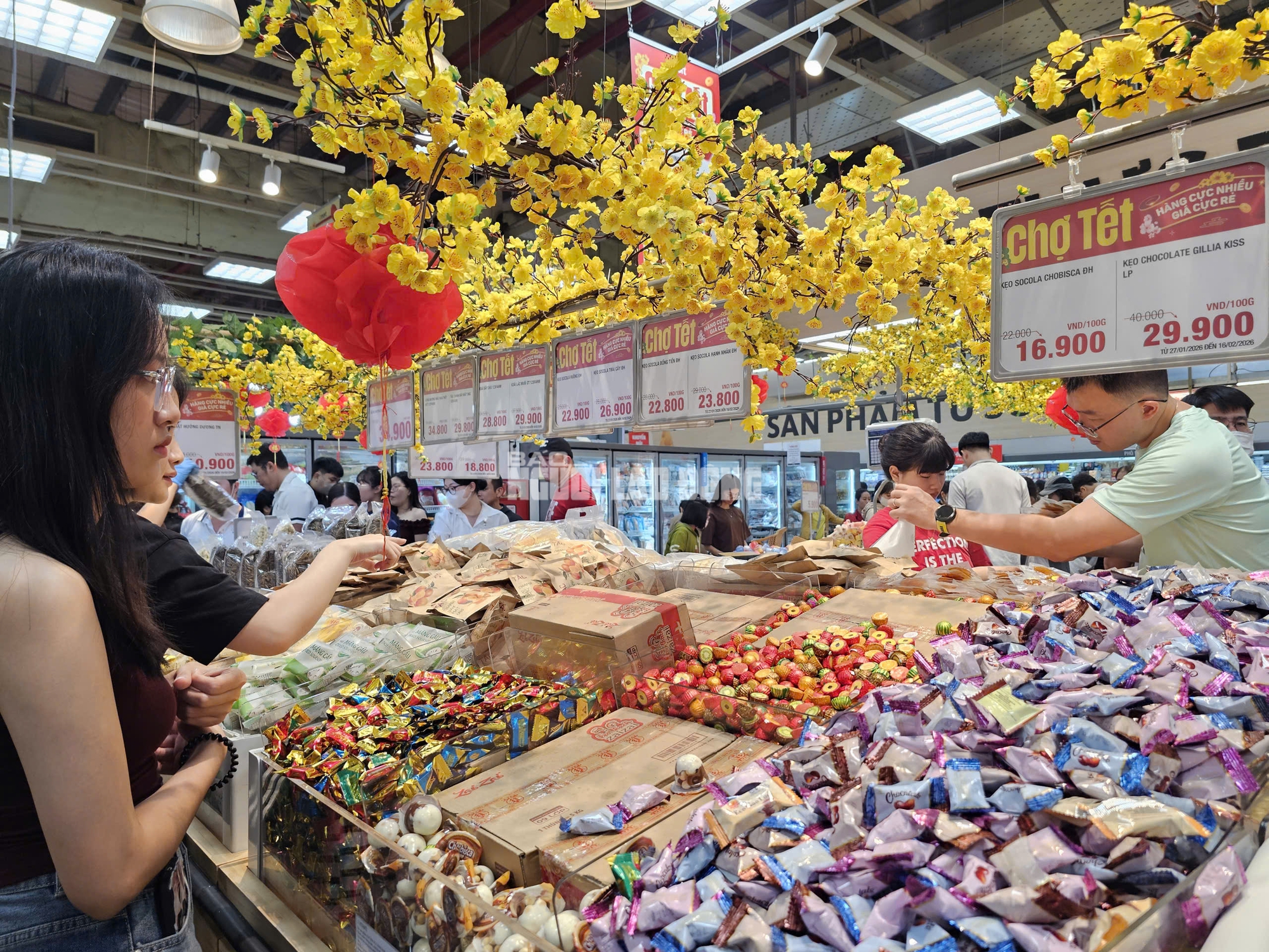Si&ecirc;u thị TPHCM đ&ocirc;ng kh&aacute;ch mua sắm Tết 2026 với h&agrave;ng h&oacute;a đa dạng v&agrave; ưu đ&atilde;i hấp dẫn - Ảnh 4.