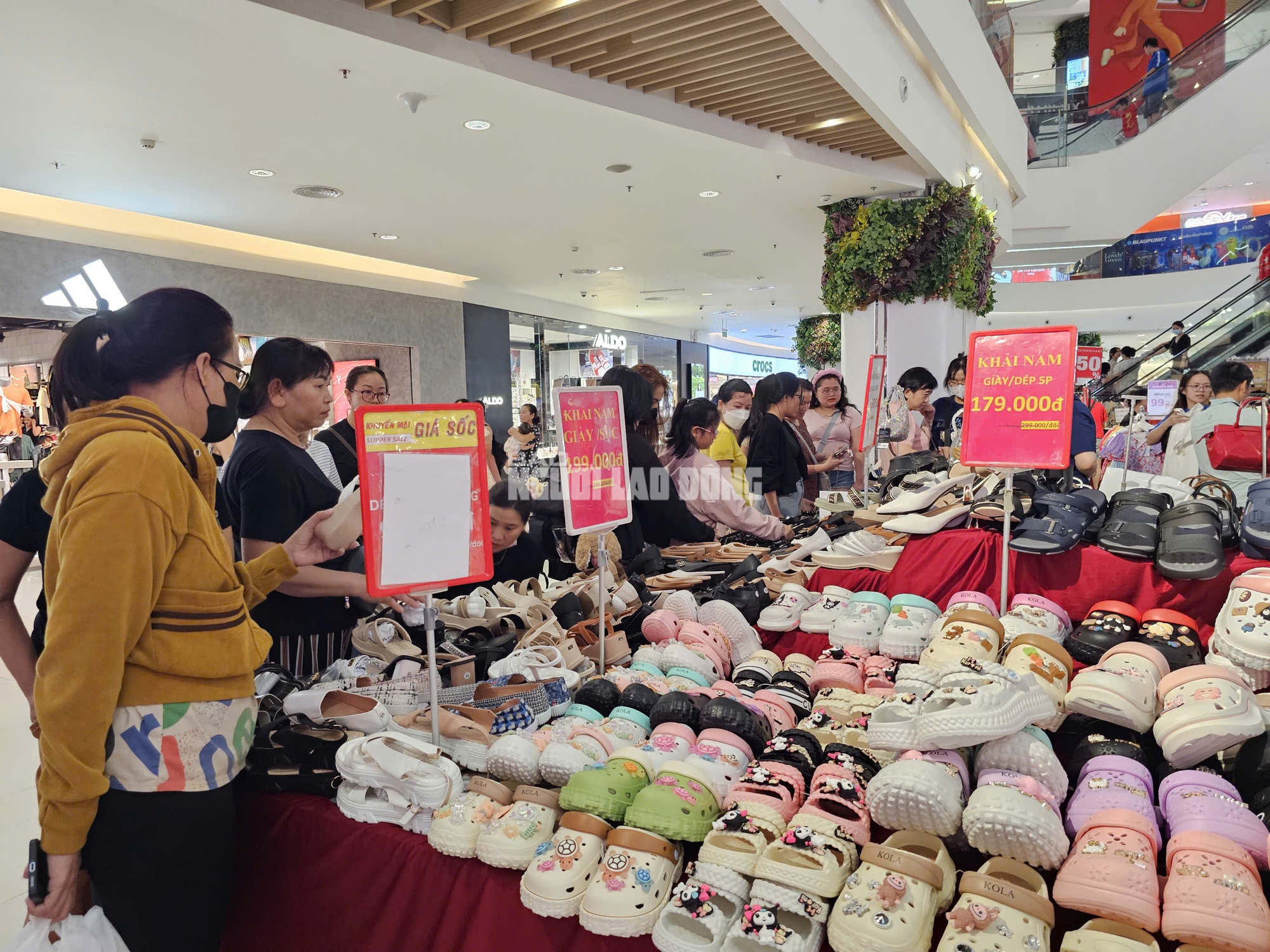 Si&ecirc;u thị TPHCM đ&ocirc;ng kh&aacute;ch mua sắm Tết 2026 với h&agrave;ng h&oacute;a đa dạng v&agrave; ưu đ&atilde;i hấp dẫn - Ảnh 16.