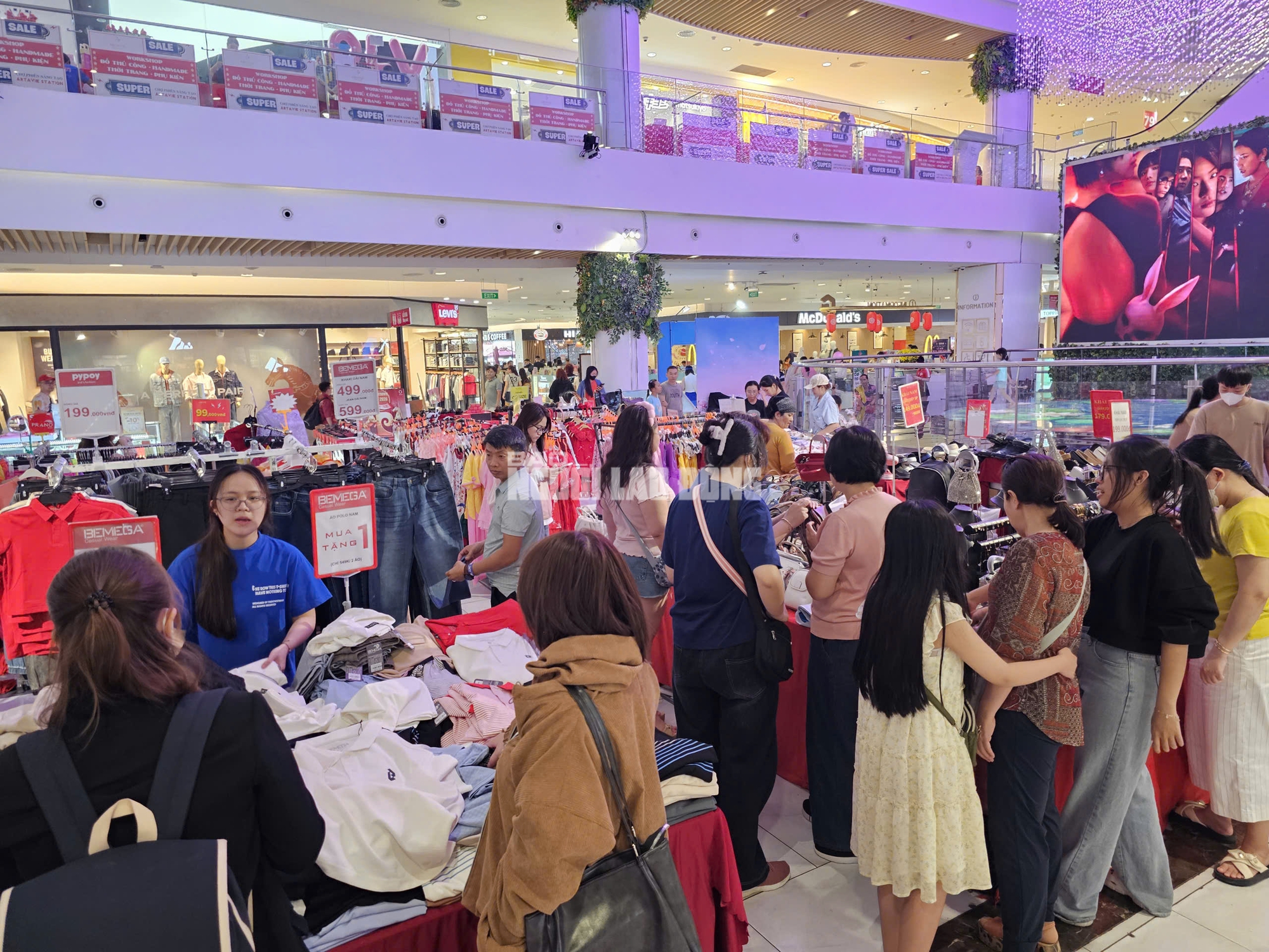 Si&ecirc;u thị TPHCM đ&ocirc;ng kh&aacute;ch mua sắm Tết 2026 với h&agrave;ng h&oacute;a đa dạng v&agrave; ưu đ&atilde;i hấp dẫn - Ảnh 17.