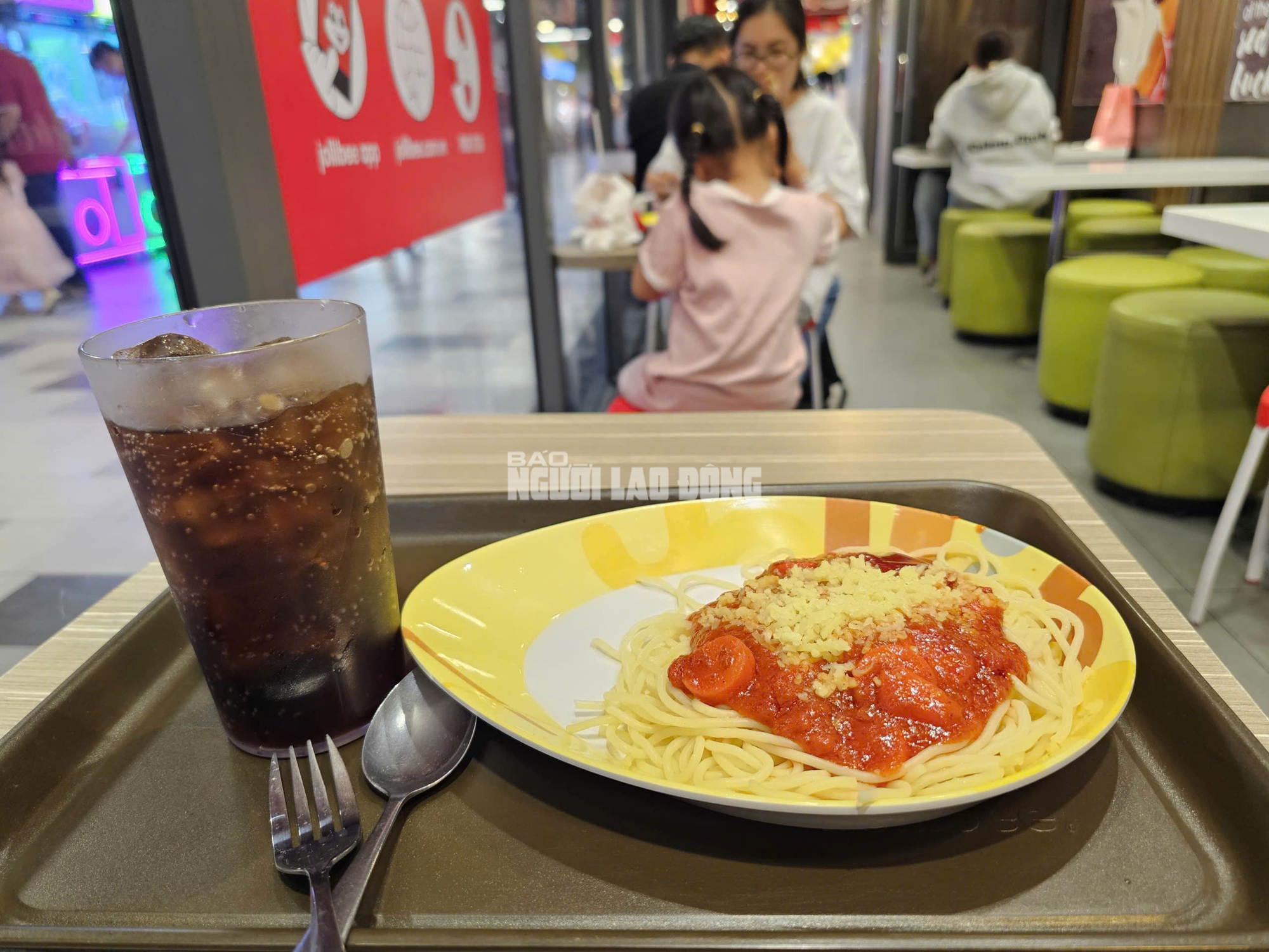 Si&ecirc;u thị TPHCM đ&ocirc;ng kh&aacute;ch mua sắm Tết 2026 với h&agrave;ng h&oacute;a đa dạng v&agrave; ưu đ&atilde;i hấp dẫn - Ảnh 23.