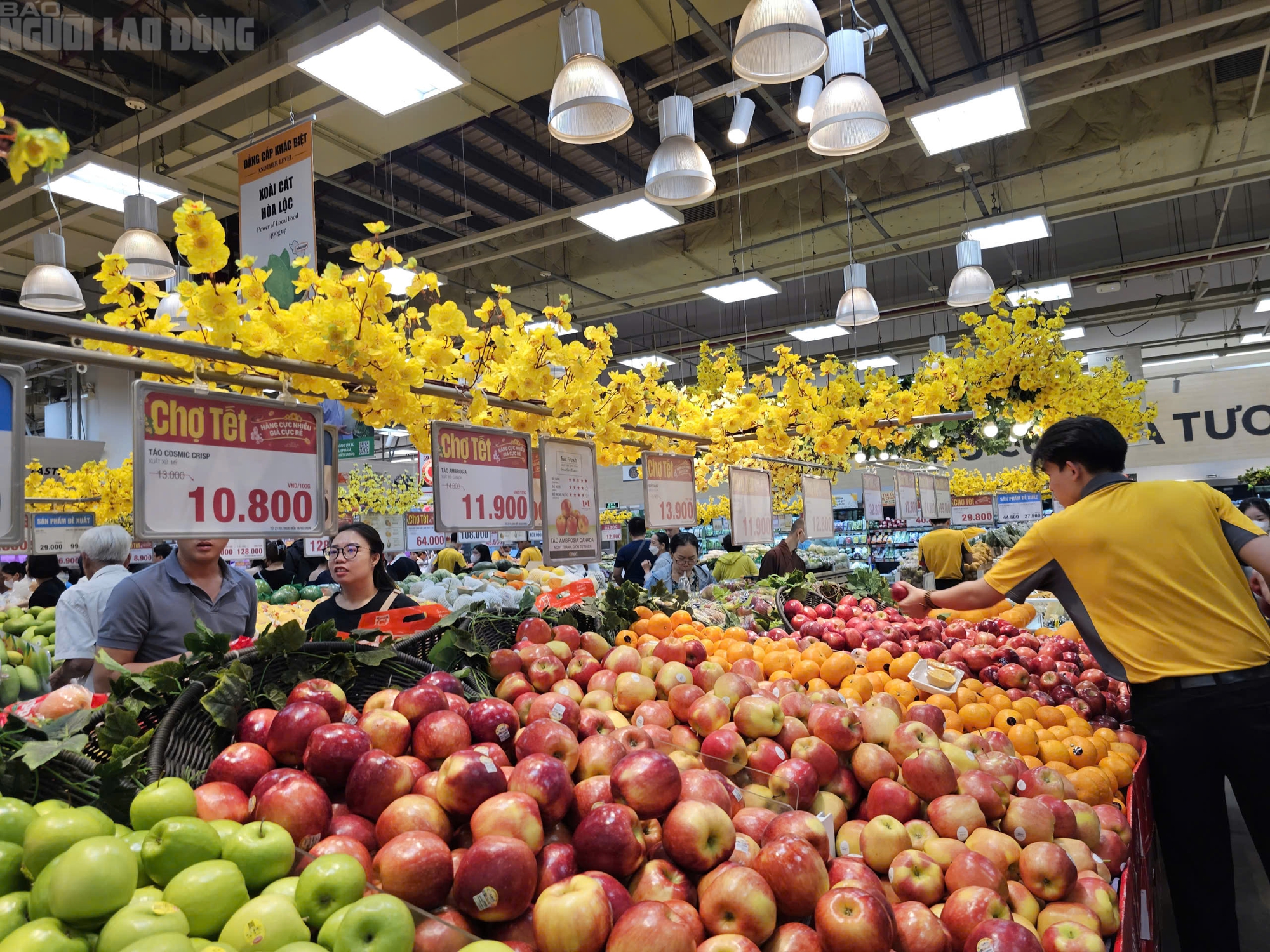 Si&ecirc;u thị TPHCM đ&ocirc;ng kh&aacute;ch mua sắm Tết 2026 với h&agrave;ng h&oacute;a đa dạng v&agrave; ưu đ&atilde;i hấp dẫn - Ảnh 6.