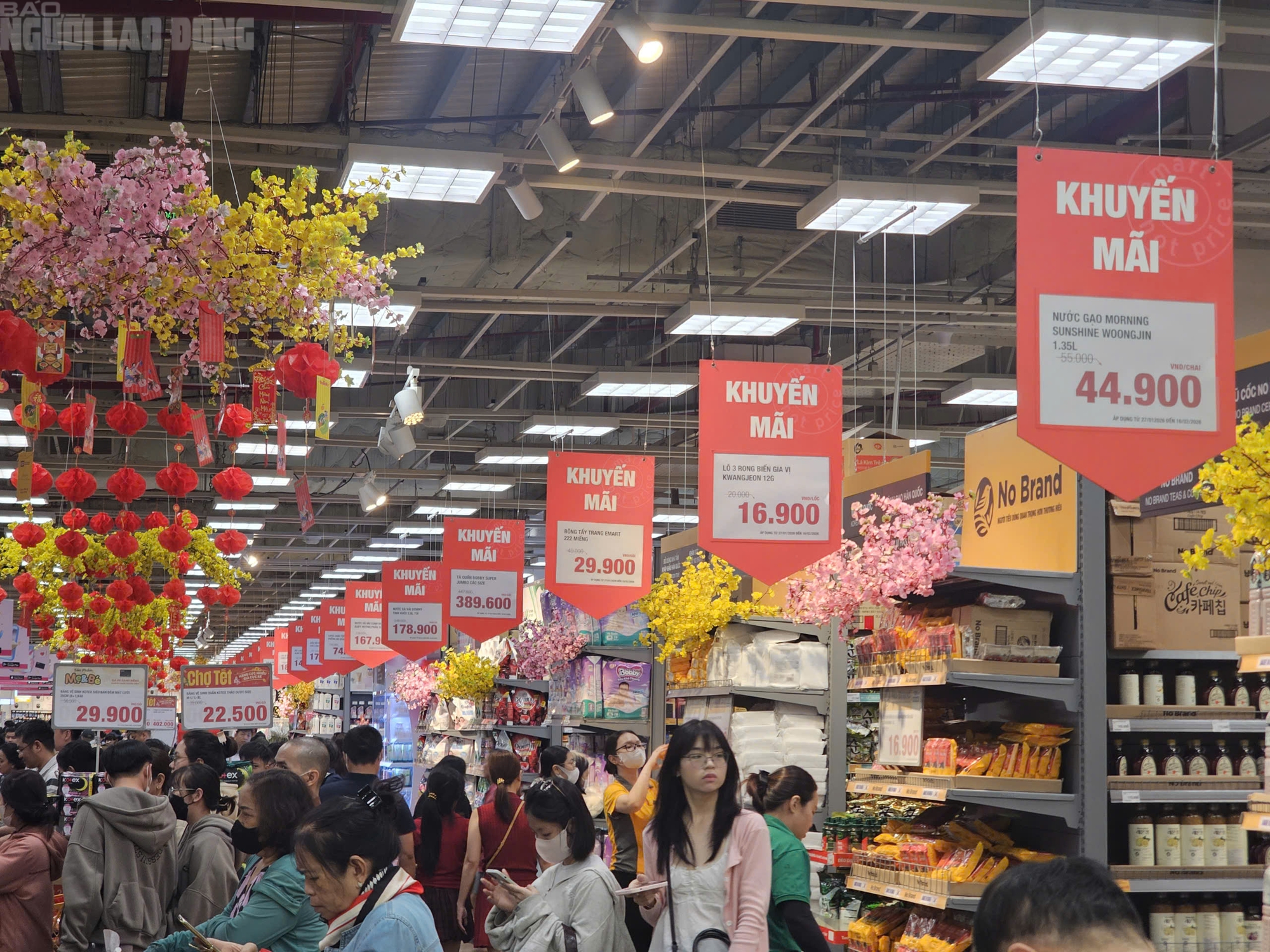 Si&ecirc;u thị TPHCM đ&ocirc;ng kh&aacute;ch mua sắm Tết 2026 với h&agrave;ng h&oacute;a đa dạng v&agrave; ưu đ&atilde;i hấp dẫn - Ảnh 7.