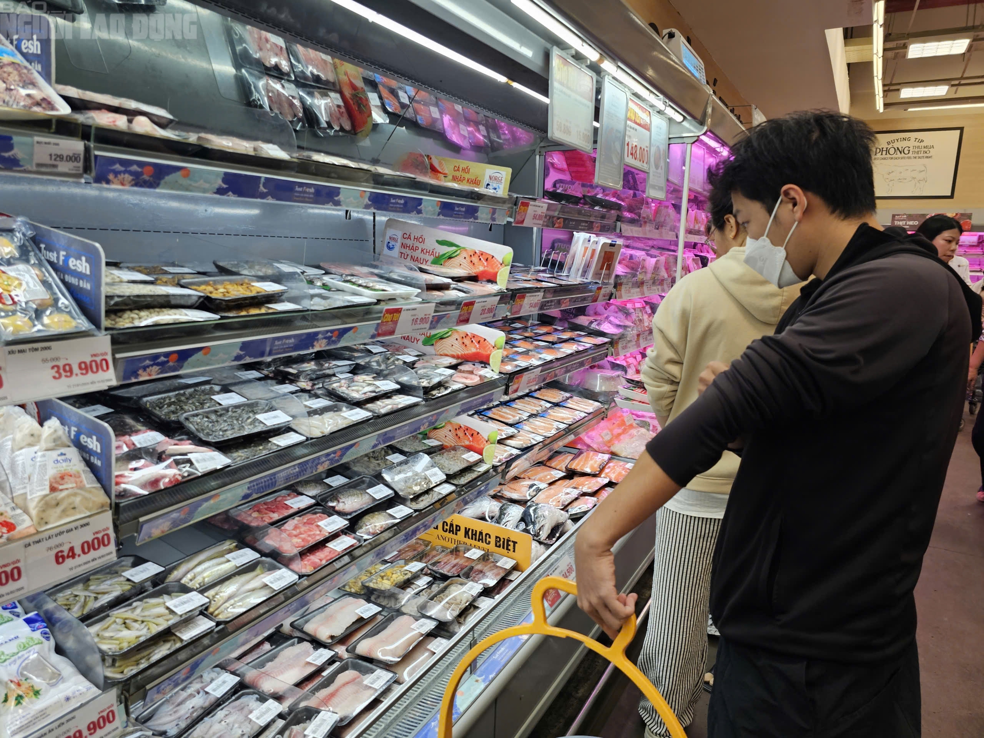 Si&ecirc;u thị TPHCM đ&ocirc;ng kh&aacute;ch mua sắm Tết 2026 với h&agrave;ng h&oacute;a đa dạng v&agrave; ưu đ&atilde;i hấp dẫn - Ảnh 8.