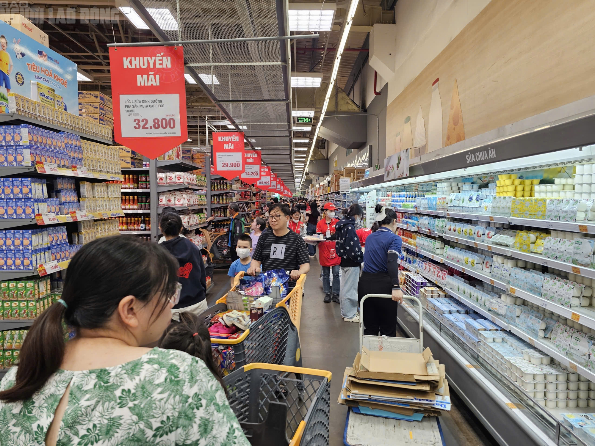 Si&ecirc;u thị TPHCM đ&ocirc;ng kh&aacute;ch mua sắm Tết 2026 với h&agrave;ng h&oacute;a đa dạng v&agrave; ưu đ&atilde;i hấp dẫn - Ảnh 9.