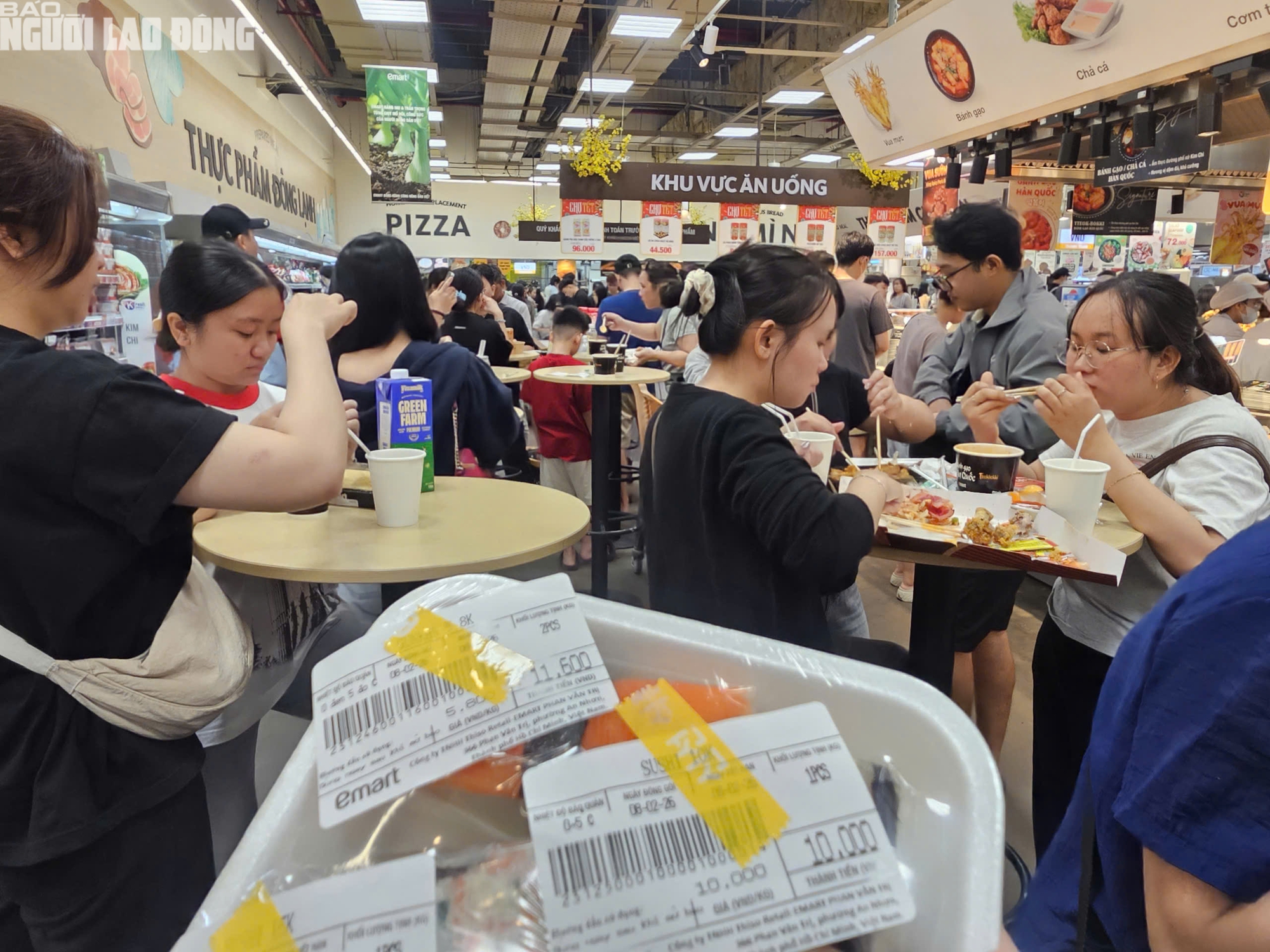 Si&ecirc;u thị TPHCM đ&ocirc;ng kh&aacute;ch mua sắm Tết 2026 với h&agrave;ng h&oacute;a đa dạng v&agrave; ưu đ&atilde;i hấp dẫn - Ảnh 12.