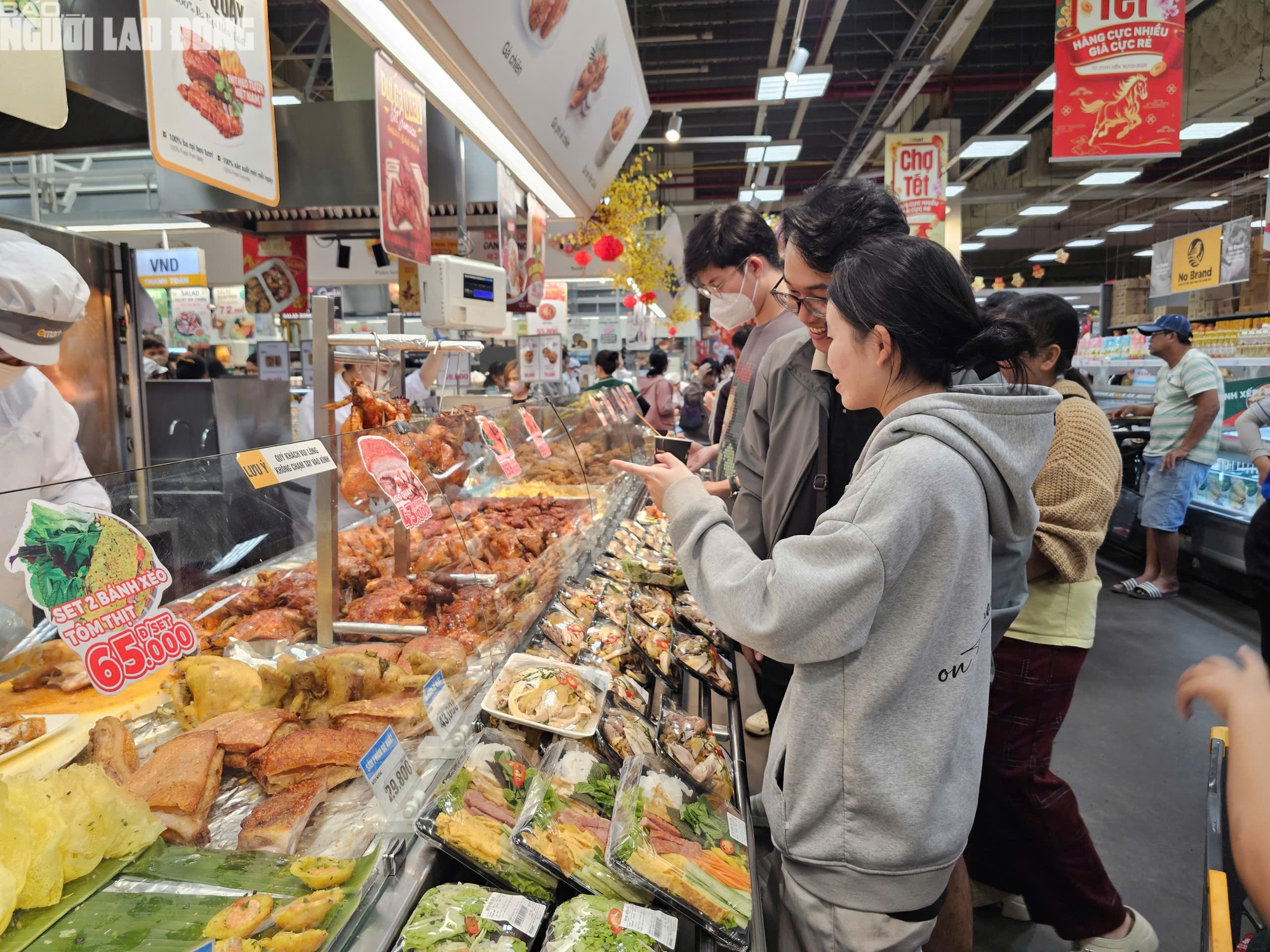 Si&ecirc;u thị TPHCM đ&ocirc;ng kh&aacute;ch mua sắm Tết 2026 với h&agrave;ng h&oacute;a đa dạng v&agrave; ưu đ&atilde;i hấp dẫn - Ảnh 13.