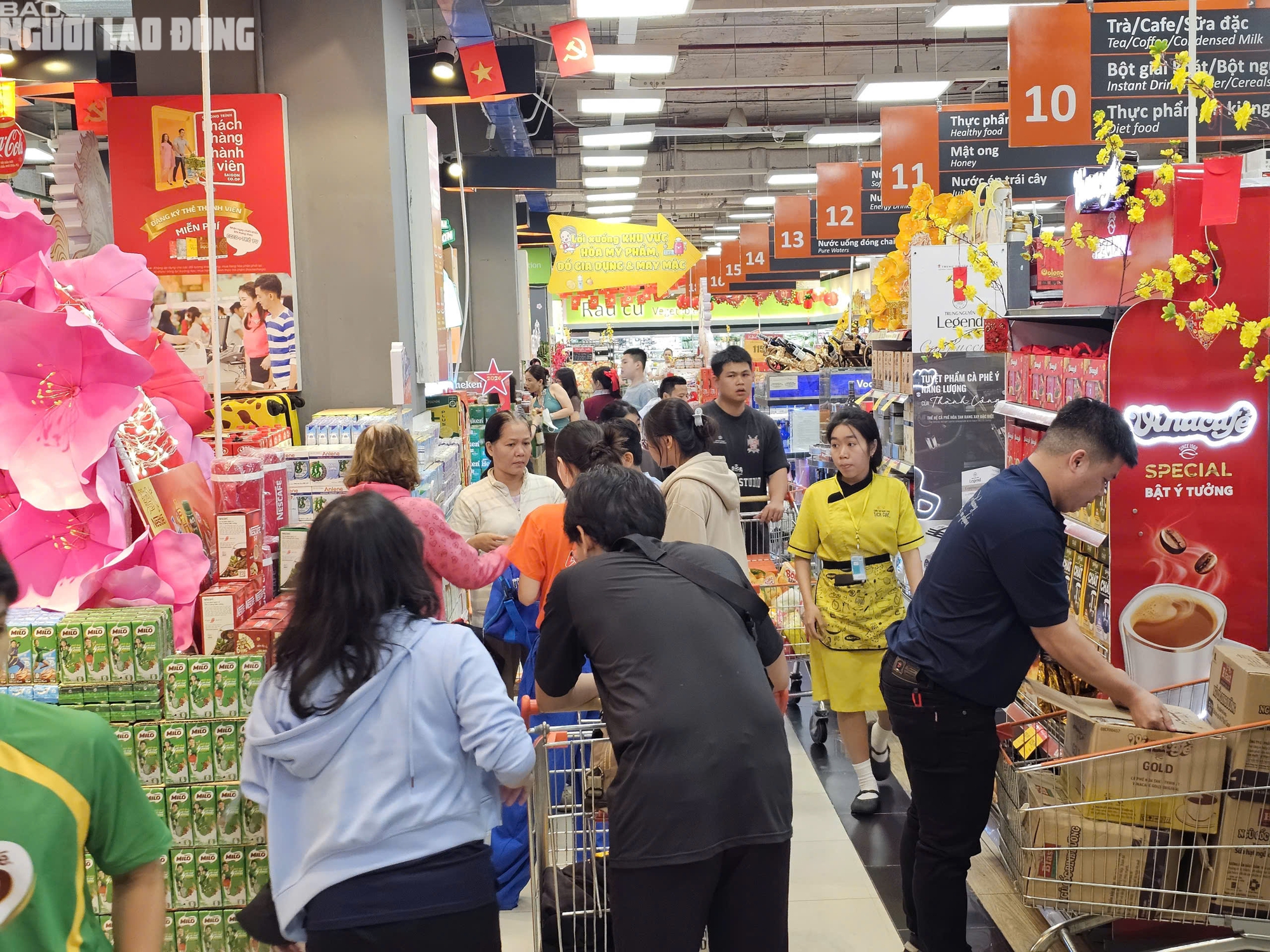 Si&ecirc;u thị TPHCM đ&ocirc;ng kh&aacute;ch mua sắm Tết 2026 với h&agrave;ng h&oacute;a đa dạng v&agrave; ưu đ&atilde;i hấp dẫn - Ảnh 20.