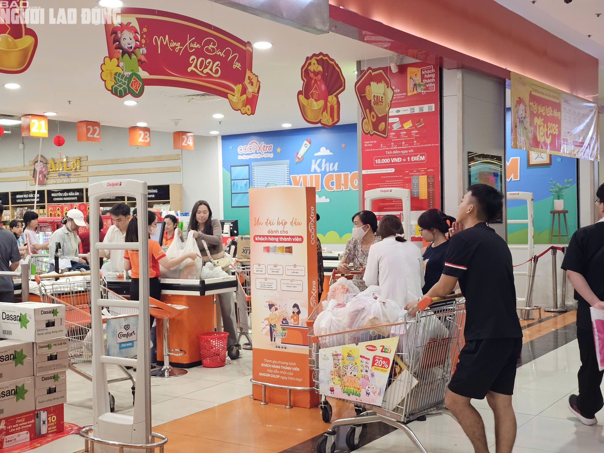 Si&ecirc;u thị TPHCM đ&ocirc;ng kh&aacute;ch mua sắm Tết 2026 với h&agrave;ng h&oacute;a đa dạng v&agrave; ưu đ&atilde;i hấp dẫn - Ảnh 21.