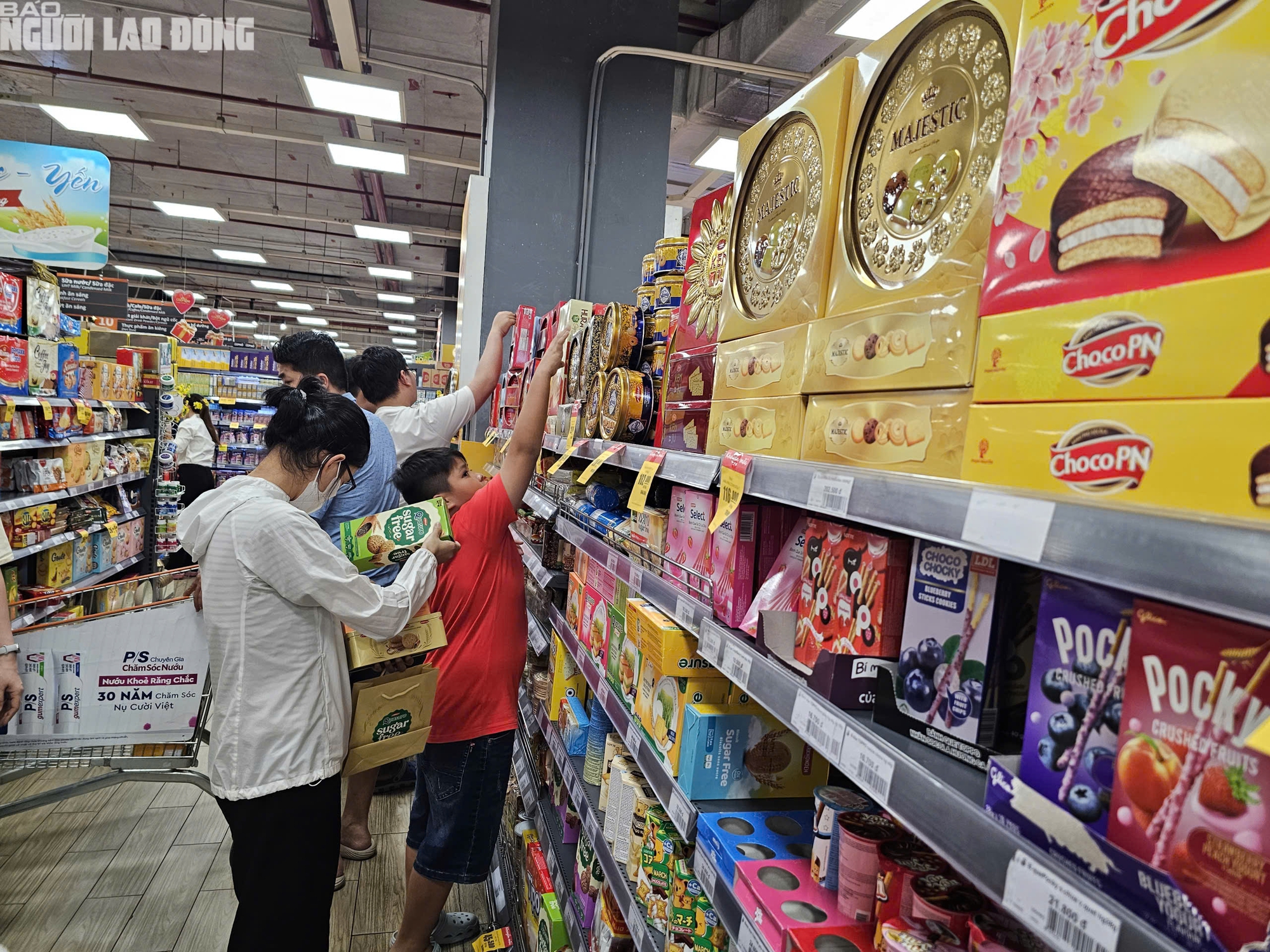 Si&ecirc;u thị TPHCM đ&ocirc;ng kh&aacute;ch mua sắm Tết 2026 với h&agrave;ng h&oacute;a đa dạng v&agrave; ưu đ&atilde;i hấp dẫn - Ảnh 22.