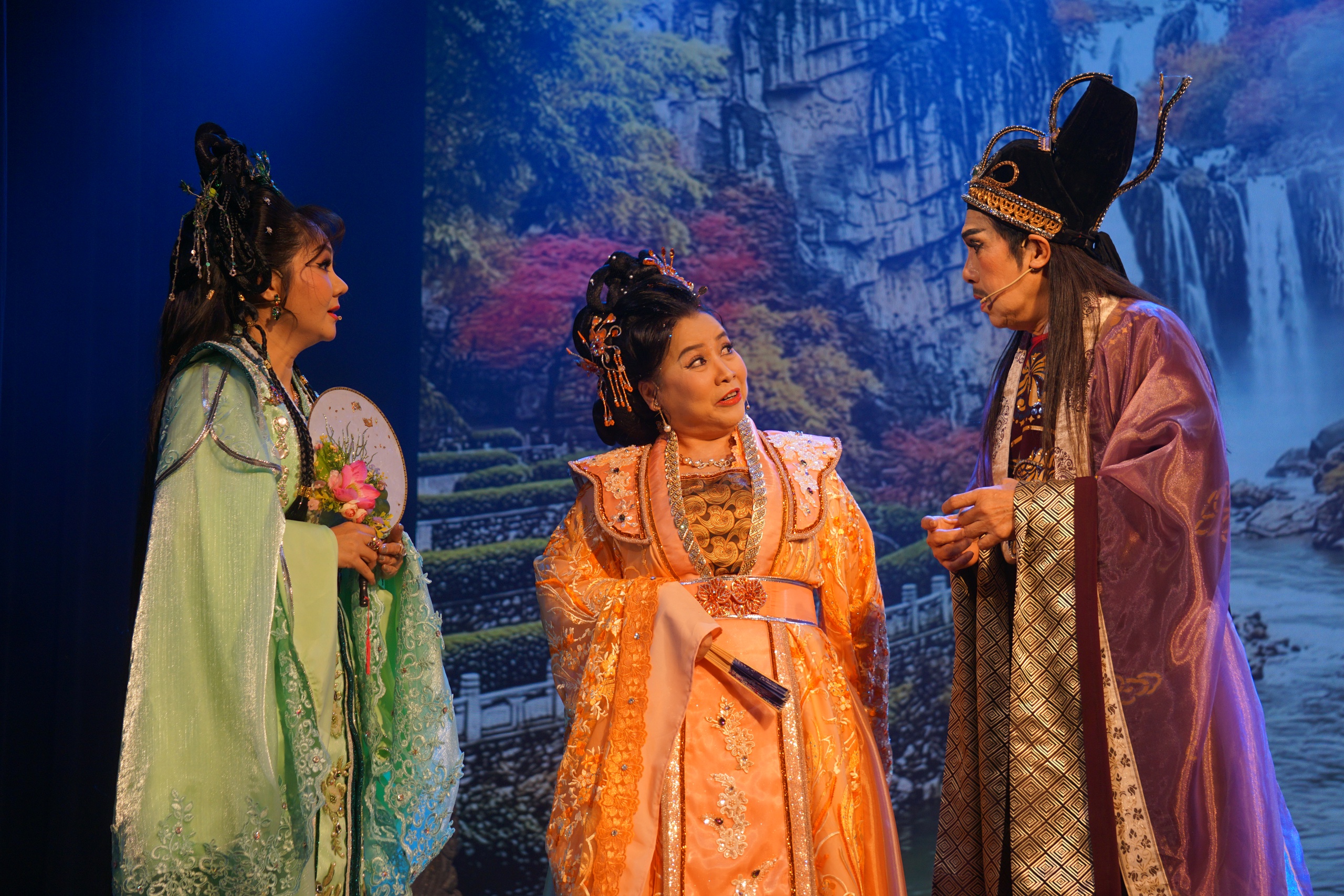 Võ Minh Lâm hội ngộ 4 cô đào trong vở "Gánh cải Trạng nguyên" - Ảnh 4.