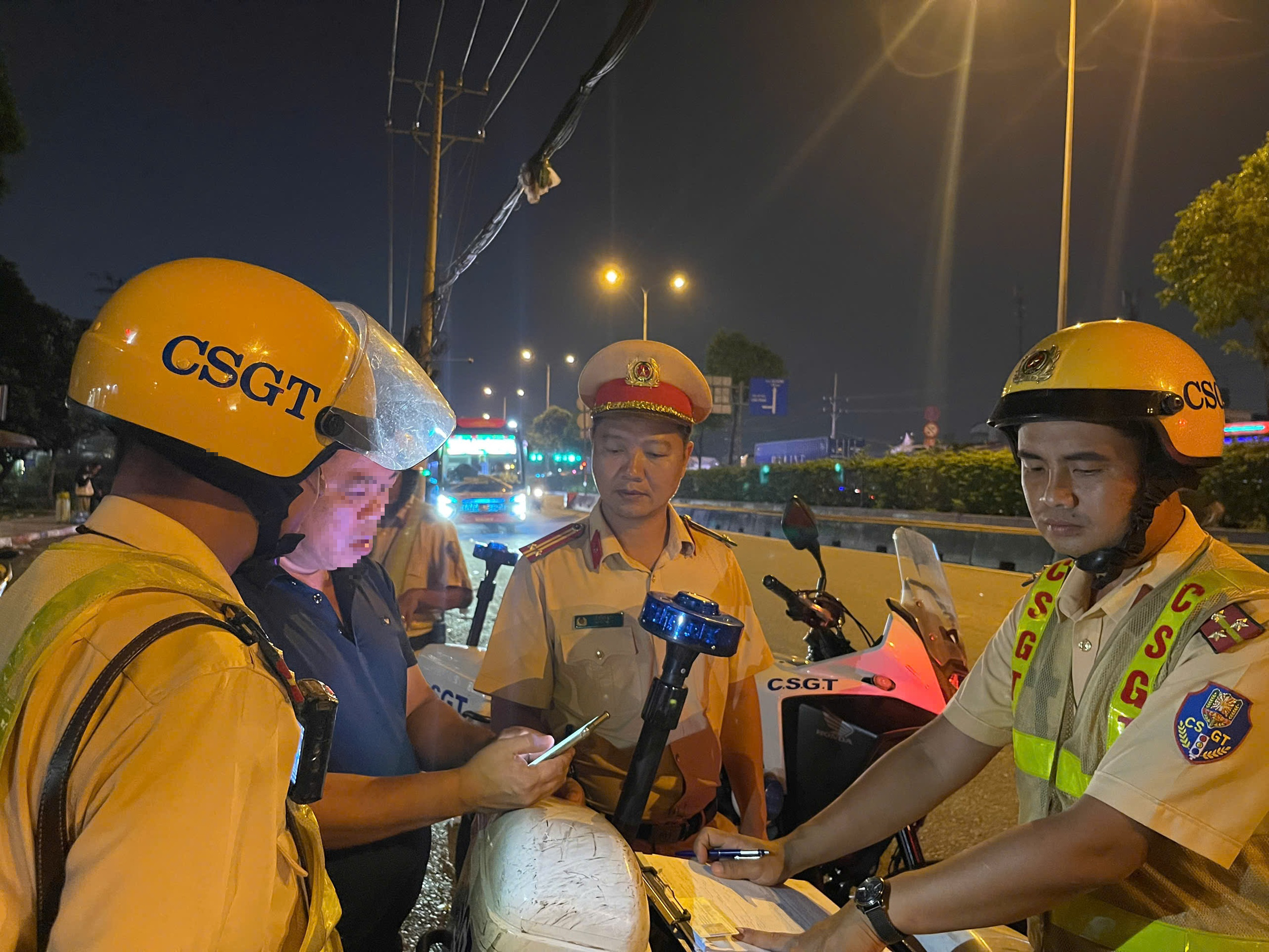 Xử lý xe khách vi phạm trên đường Đỗ Mười tại TPHCM dịp Tết Nguyên đán 2026 - Ảnh 1.