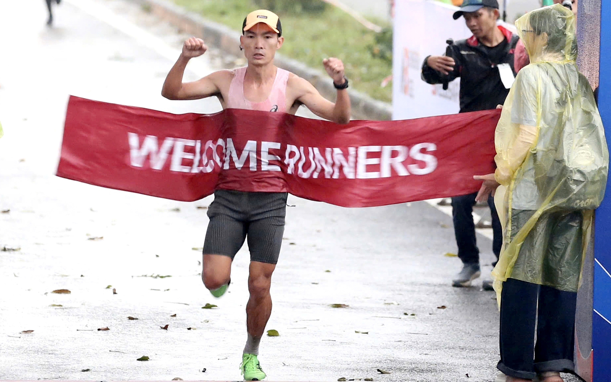 Runner "qu&yacute; tộc" Việt v&agrave; h&agrave;nh tr&igrave;nh chạy 6 giải marathon lớn nhất thế giới - Ảnh 2.