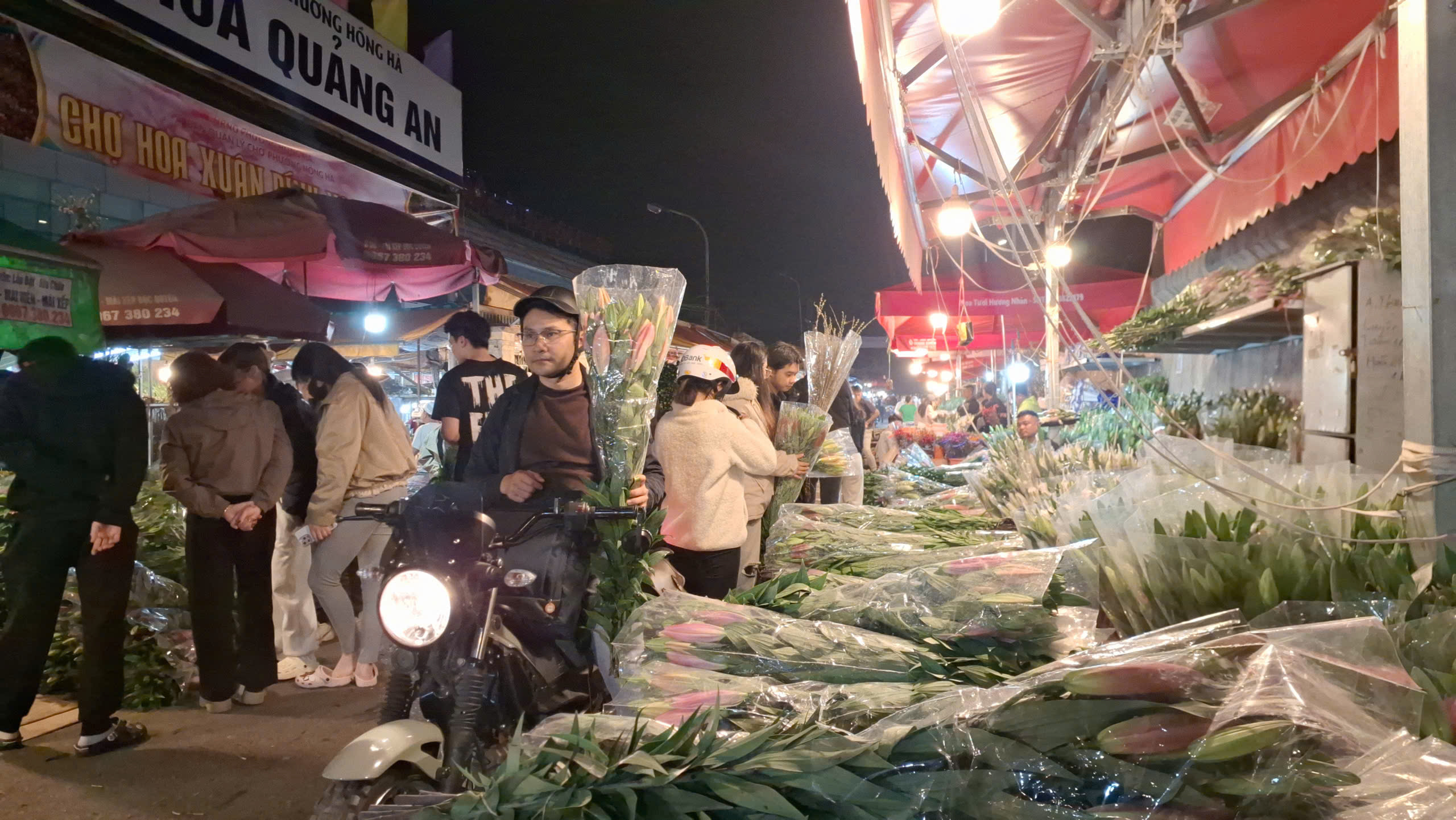 Kh&aacute;m ph&aacute; chợ hoa Quảng An lớn nhất H&agrave; Nội dịp Tết 2026 - Ảnh 3.