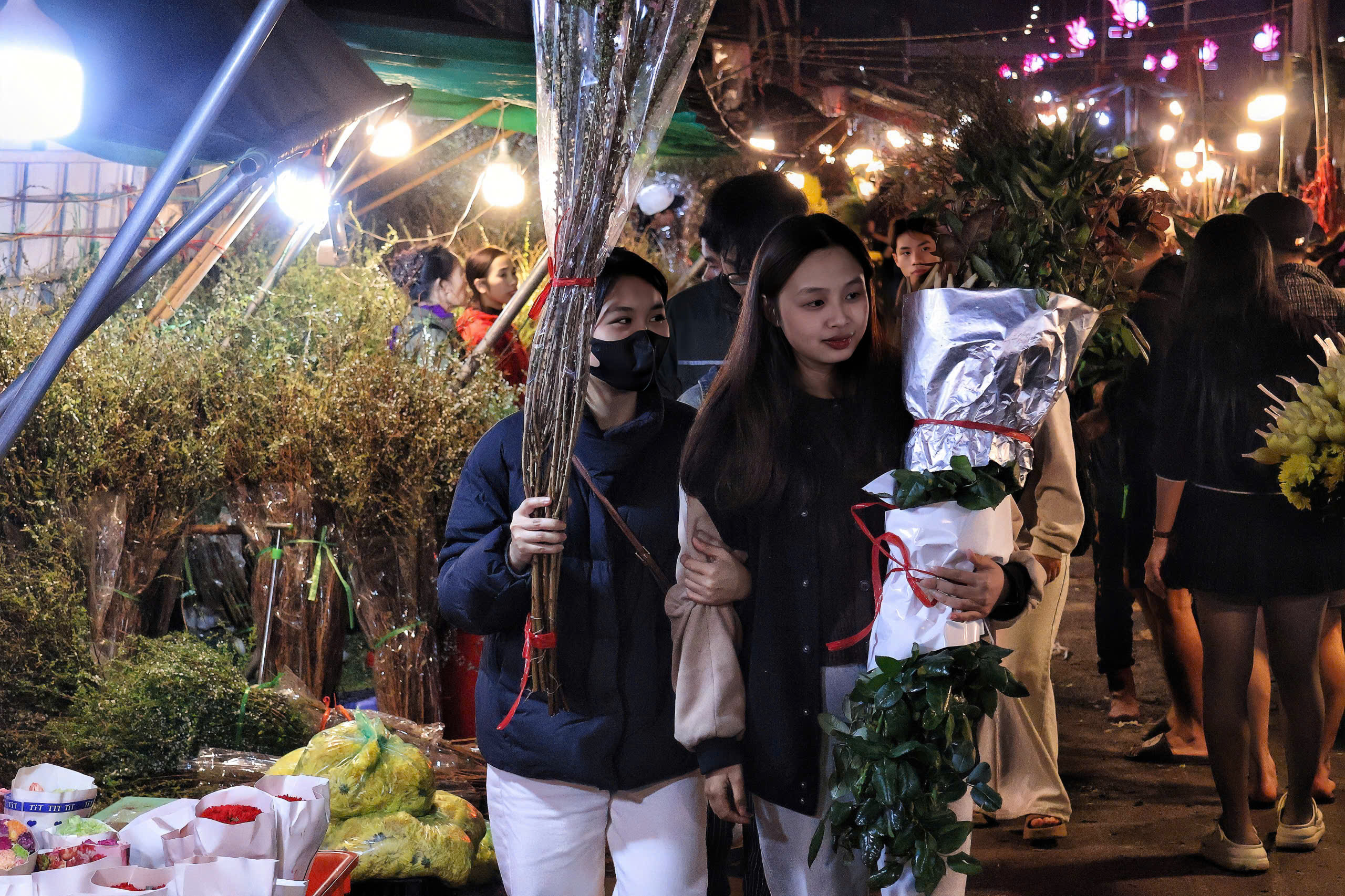 Kh&aacute;m ph&aacute; chợ hoa Quảng An lớn nhất H&agrave; Nội dịp Tết 2026 - Ảnh 16.