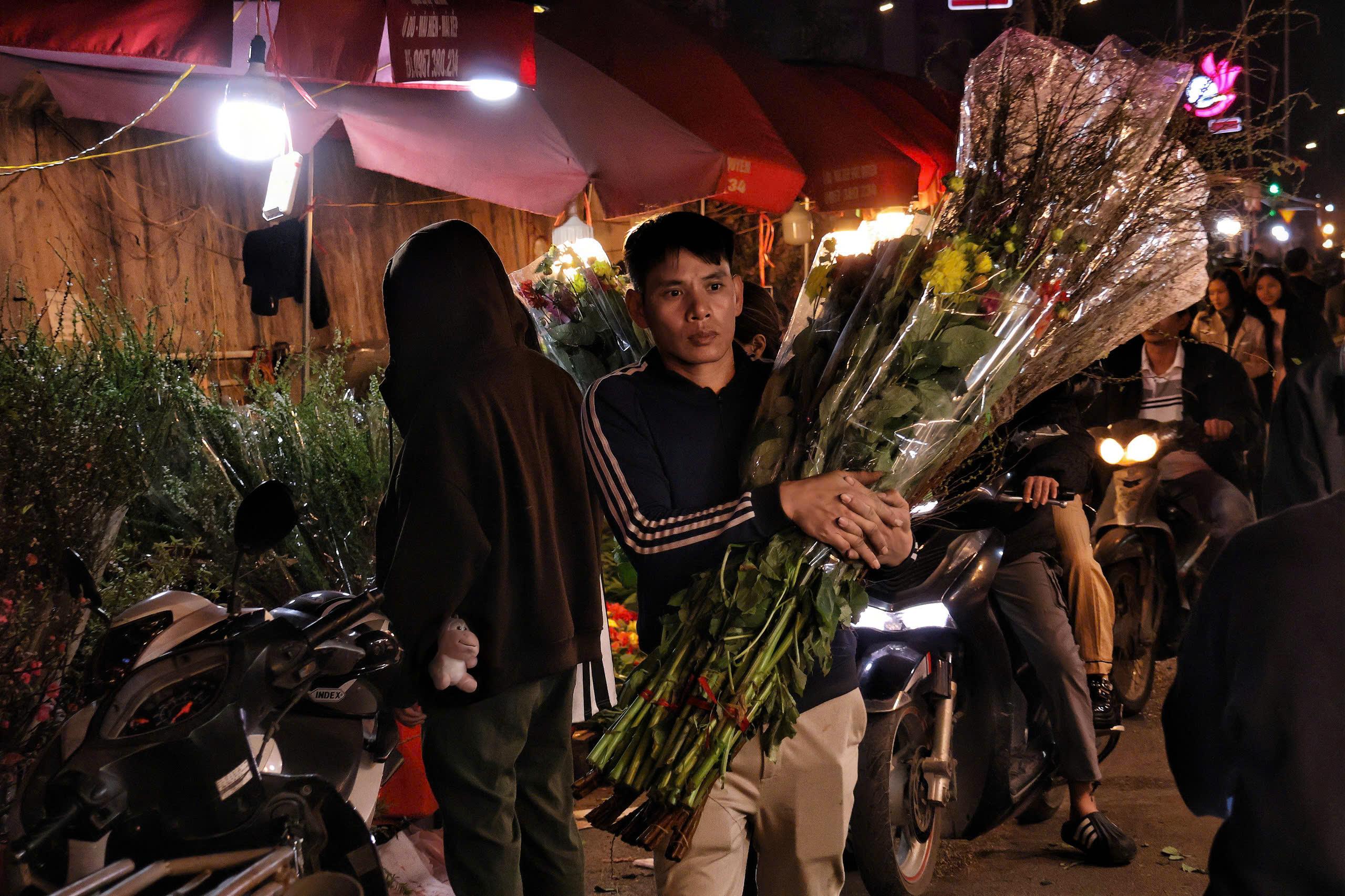 Kh&aacute;m ph&aacute; chợ hoa Quảng An lớn nhất H&agrave; Nội dịp Tết 2026 - Ảnh 17.