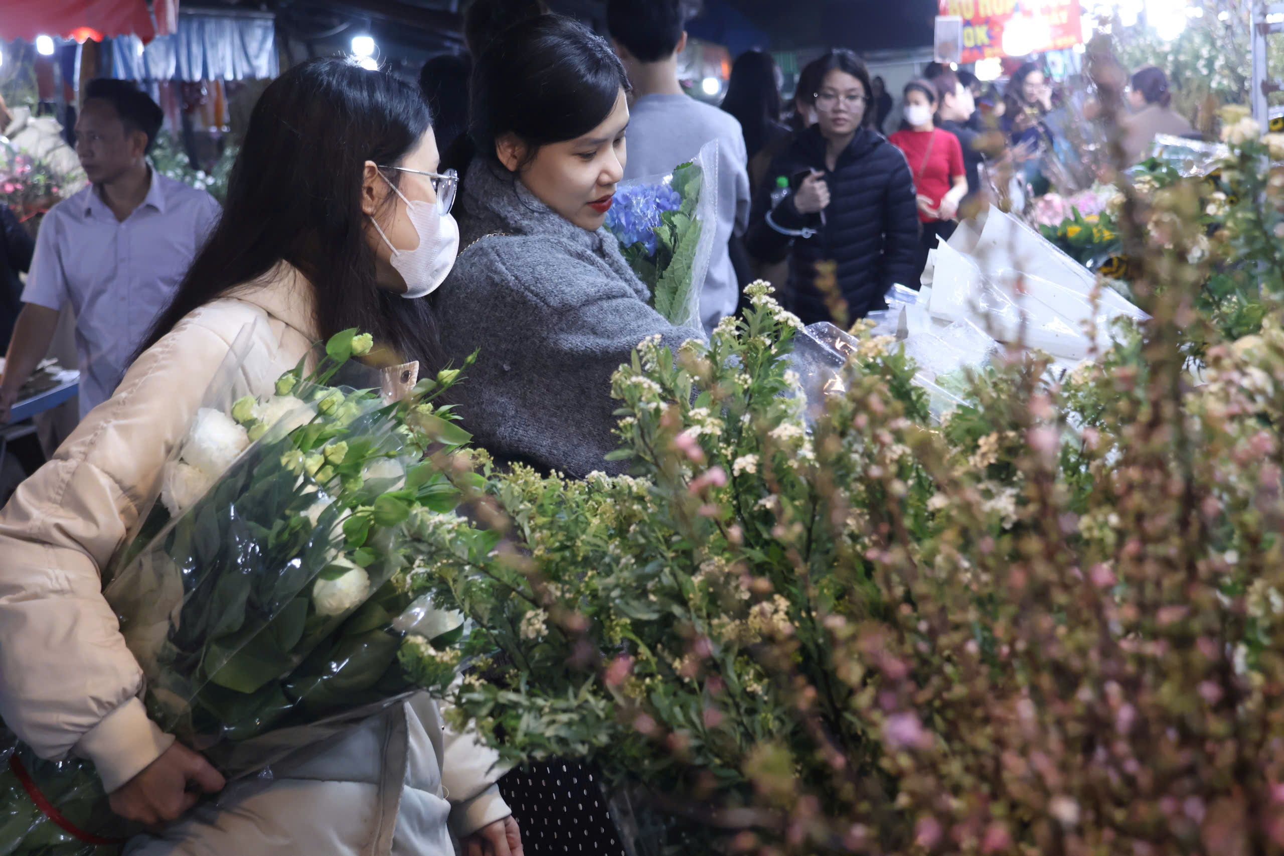 Kh&aacute;m ph&aacute; chợ hoa Quảng An lớn nhất H&agrave; Nội dịp Tết 2026 - Ảnh 13.
