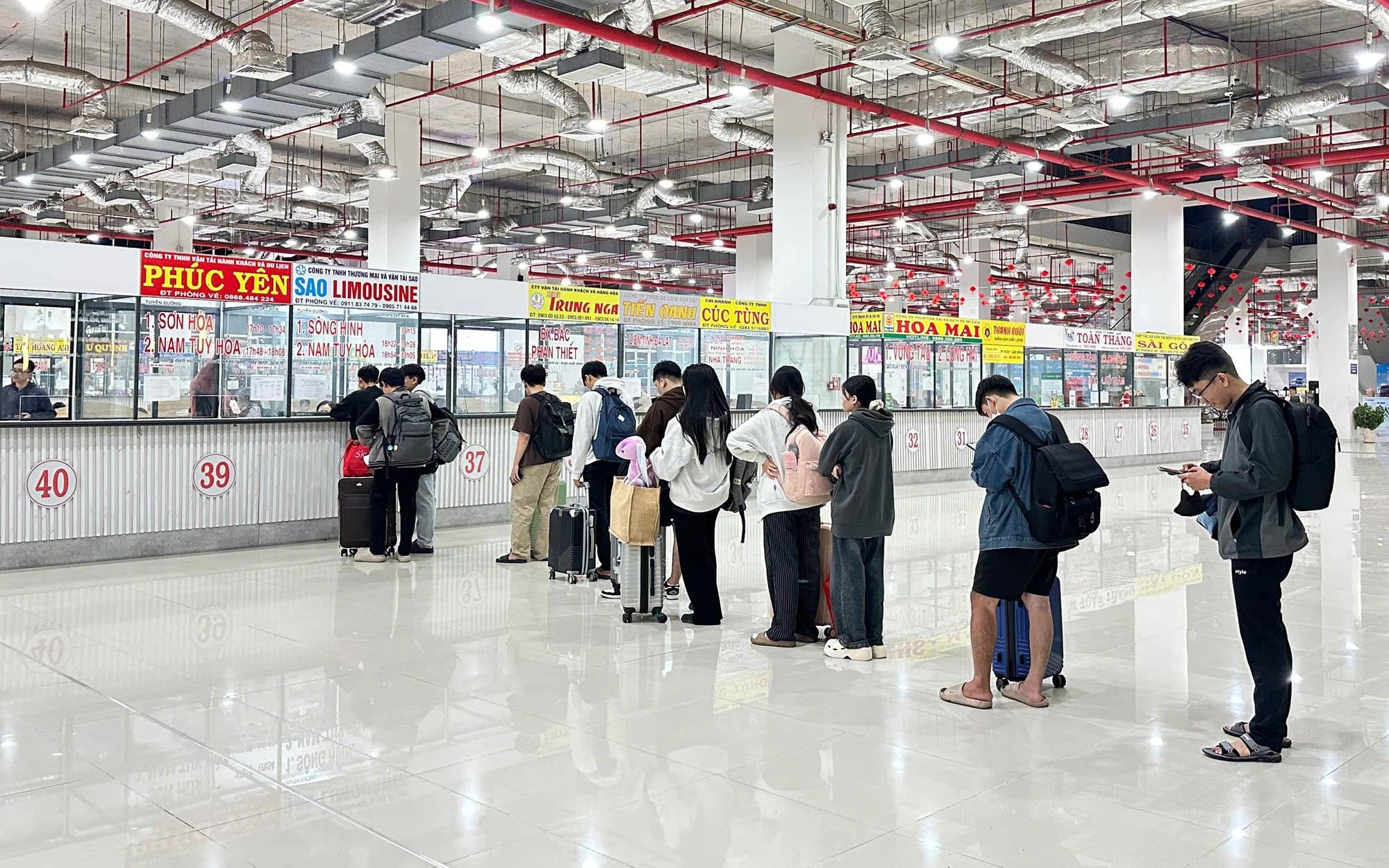 Cận cảnh Bến xe TPHCM ng&agrave;y 26 th&aacute;ng Chạp: H&agrave;nh kh&aacute;ch nườm nượp về qu&ecirc; ăn Tết 2026 - Ảnh 2.