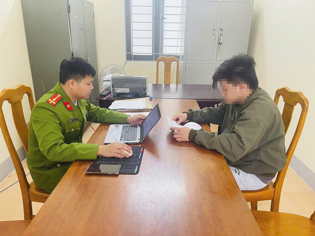 Bí mật phía sau chiếc điện thoại của thiếu niên 17 tuổi ở Quảng Trị - Ảnh 1.