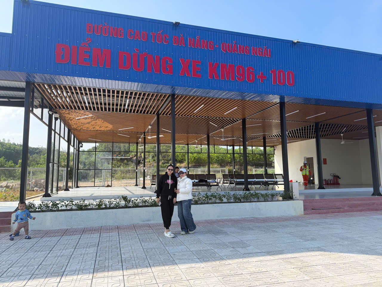 Khách hàng hài lòng tại điểm dừng xe đầu tiên trên cao tốc Đà Nẵng - Quảng Ngãi - Ảnh 2.