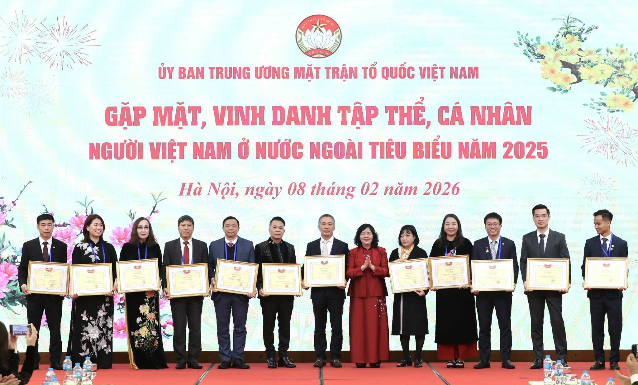 L&atilde;nh đạo Mặt trận Tổ quốc Việt Nam khen thưởng những kiều b&agrave;o ti&ecirc;u biểu - Ảnh 7.