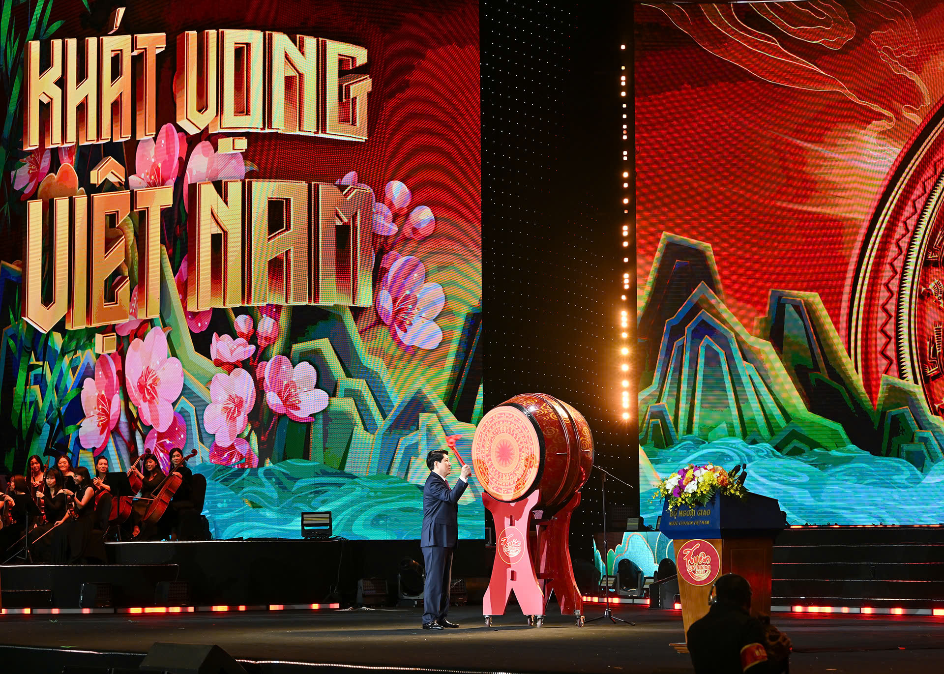 Chủ tịch nước ch&uacute;c Tết kiều b&agrave;o, đ&aacute;nh trống khai hội mừng Xu&acirc;n - Ảnh 7.