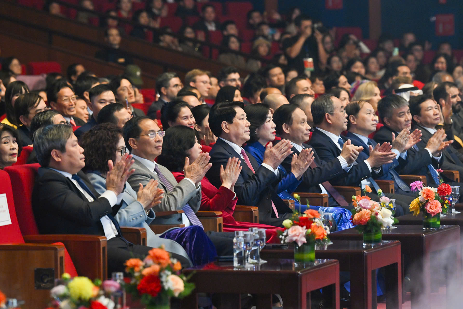 Chủ tịch nước ch&uacute;c Tết kiều b&agrave;o, đ&aacute;nh trống khai hội mừng Xu&acirc;n - Ảnh 4.