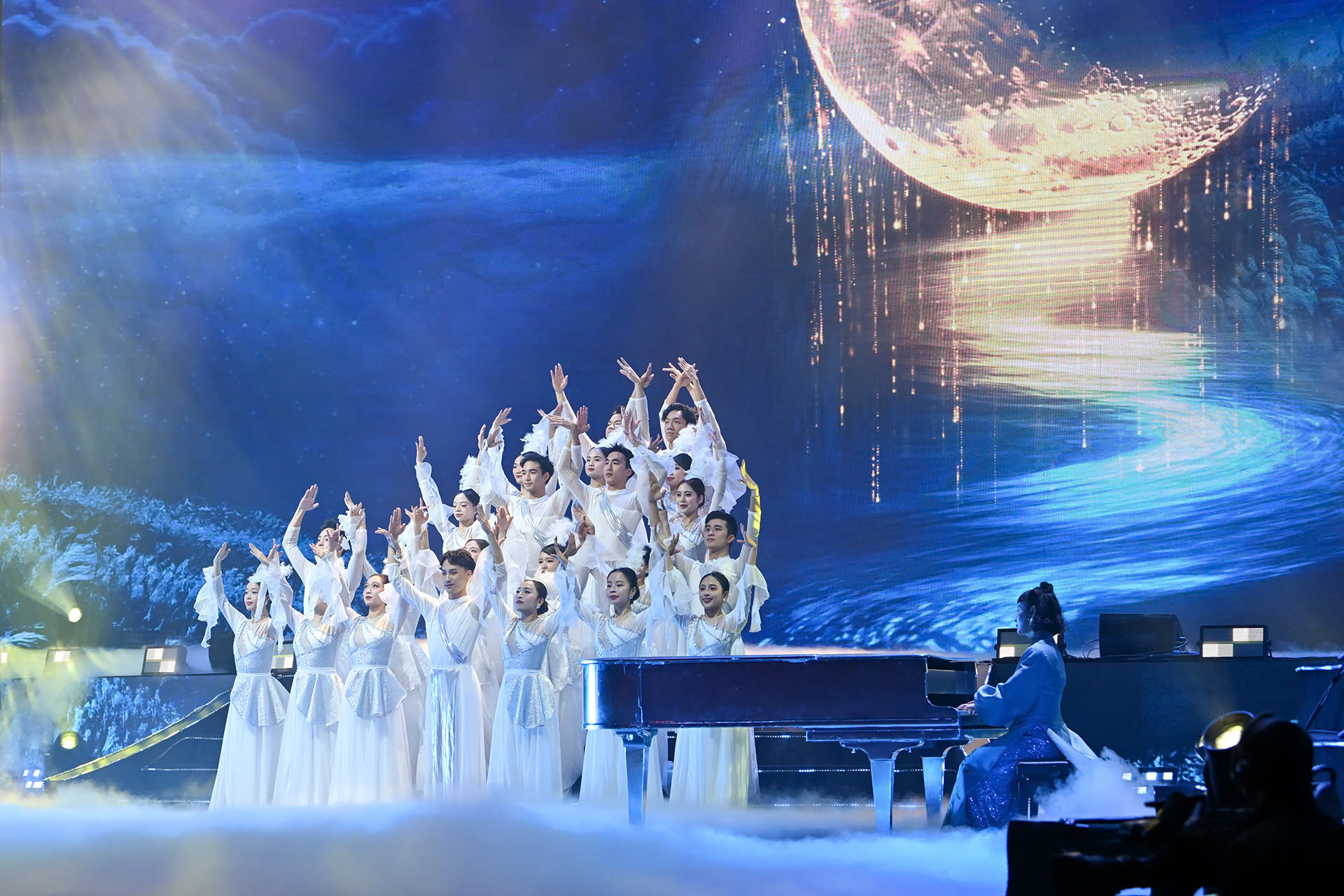 Chủ tịch nước ch&uacute;c Tết kiều b&agrave;o, đ&aacute;nh trống khai hội mừng Xu&acirc;n - Ảnh 12.