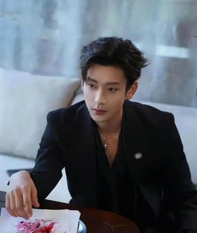 "Tổng tài" điển trai bị tố ngoại tình, bạo lực gia đình - Ảnh 1.