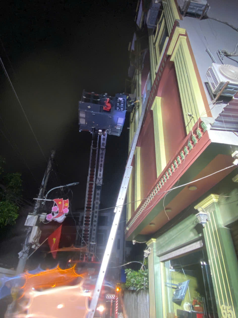 Cứu 15 người an toàn trong đám cháy quán cà phê ở Hà Nội - Ảnh 1.