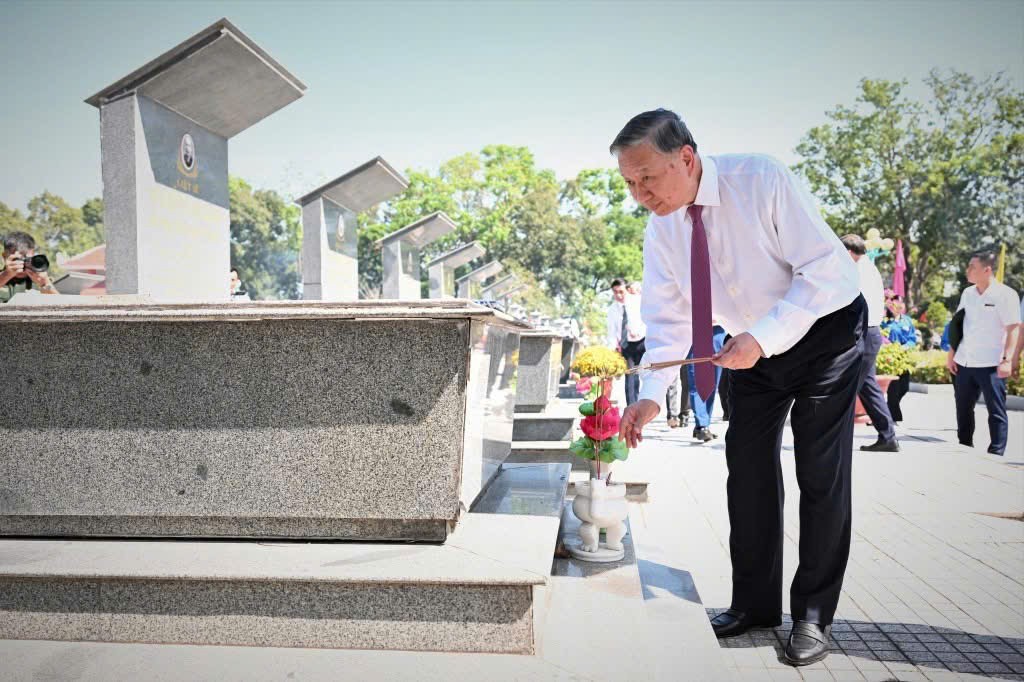 Tổng Bí thư Tô Lâm tri ân các liệt sĩ tại Nghĩa trang Trà Võ năm 2026 - Ảnh 3.