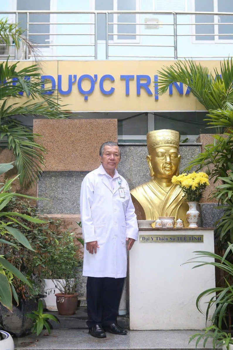 NGƯỜI THẦY THUỐC TRONG TÔI: Đôi tay chữa lành - Ảnh 1. NGƯỜI THẦY THUỐC TRONG TÔI: Đôi tay chữa lành - Ảnh 1.