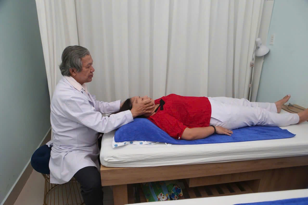 NGƯỜI THẦY THUỐC TRONG TÔI: Đôi tay chữa lành - Ảnh 2. NGƯỜI THẦY THUỐC TRONG TÔI: Đôi tay chữa lành - Ảnh 2.