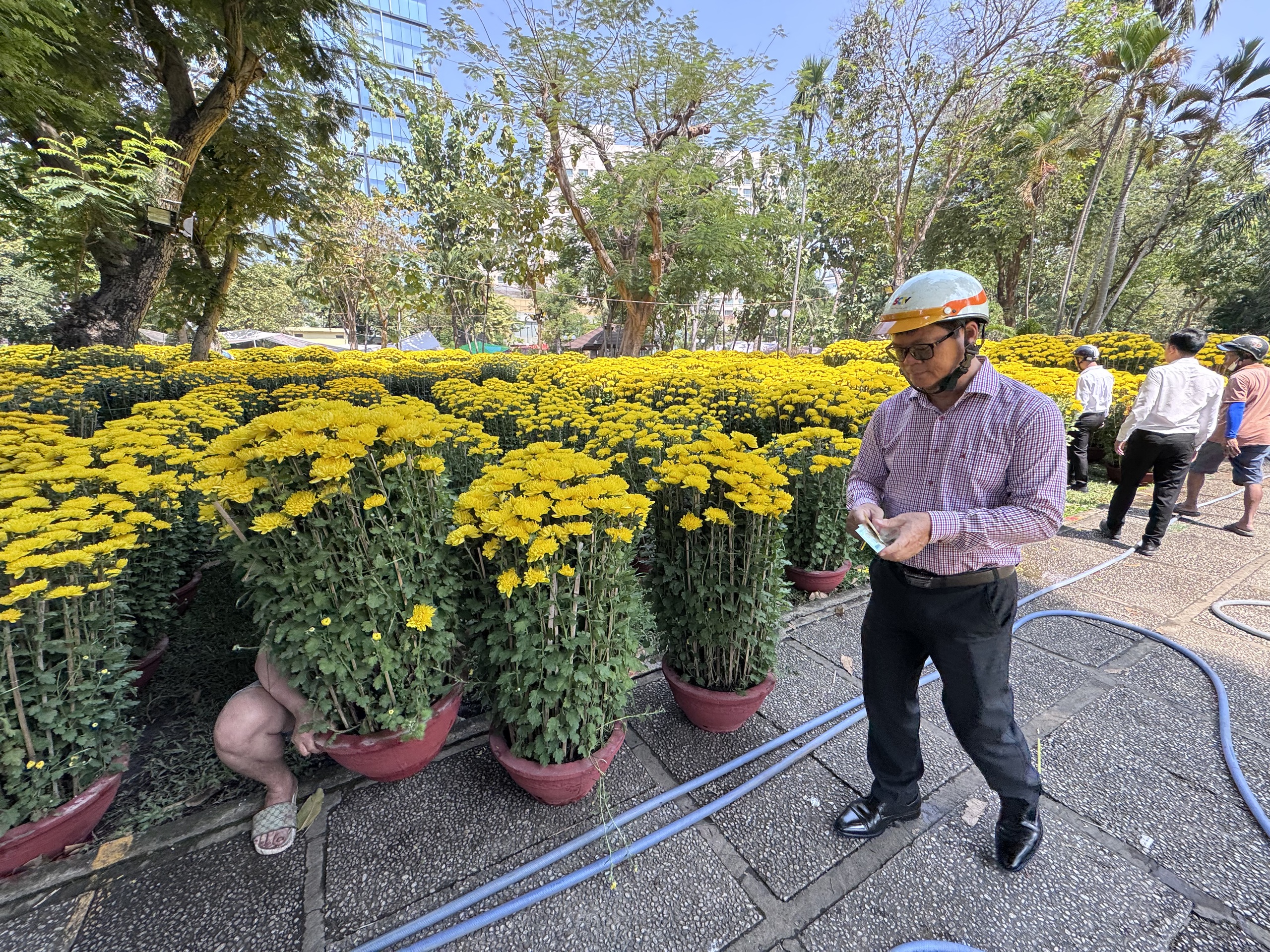 Không khí chợ hoa Tết ở TPHCM sôi động trước ngày khai trương 2026 - Ảnh 2.