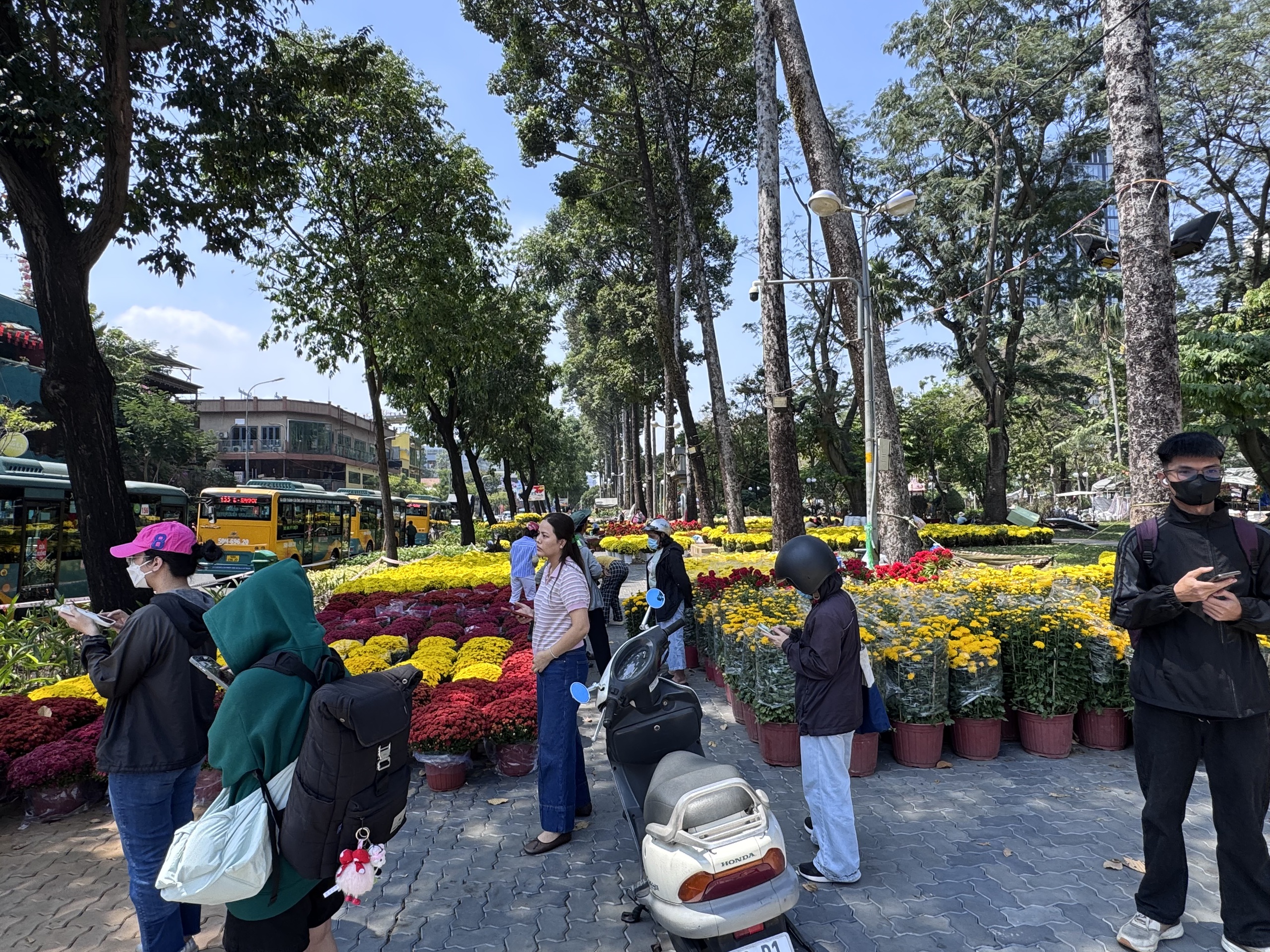 Không khí chợ hoa Tết ở TPHCM sôi động trước ngày khai trương 2026 - Ảnh 4.