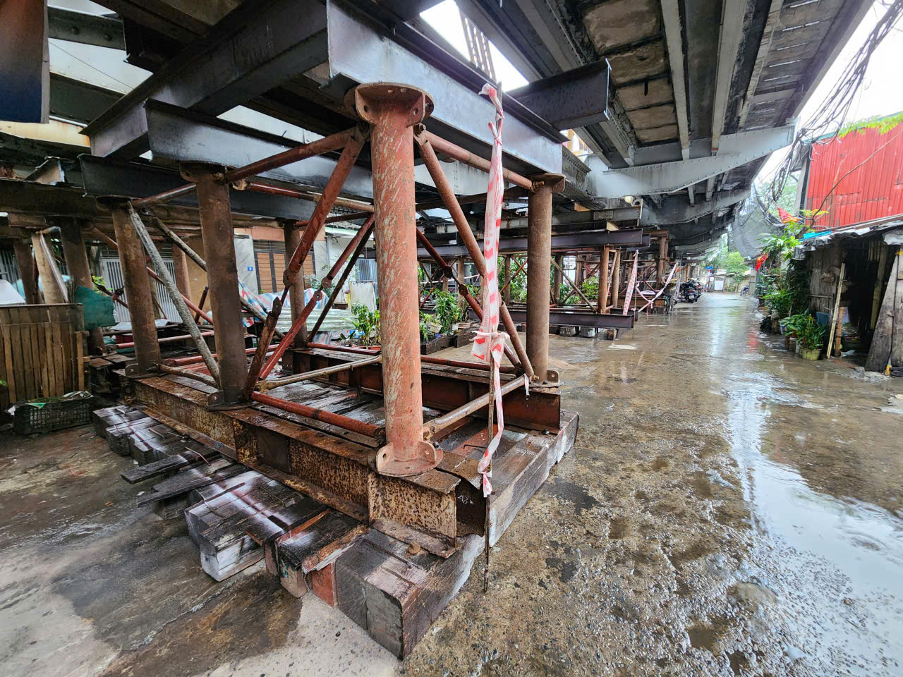 Cầu Long Bi&ecirc;n tạm dừng t&agrave;u do hư hỏng nghi&ecirc;m trọng cần sửa chữa khẩn cấp - Ảnh 3.