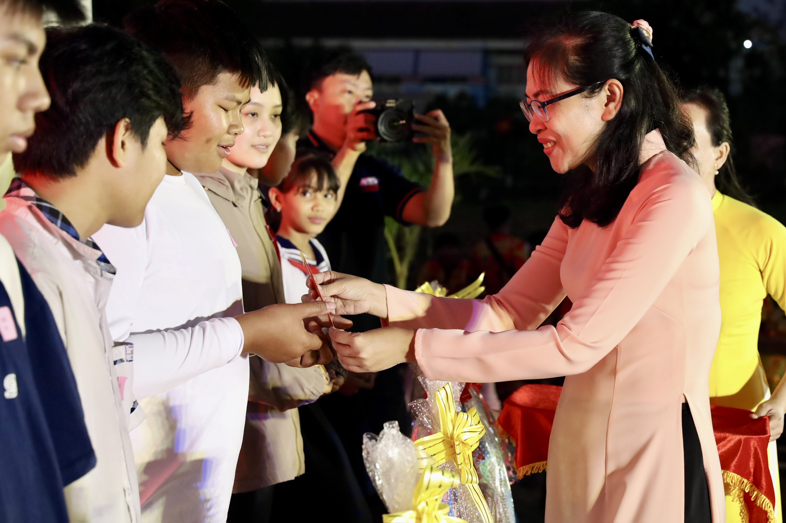 Rộn ràng ngày hội Xuân gắn kết, vun bồi tình làng nghĩa xóm tại xã Hưng Long, TPHCM - Ảnh 2.