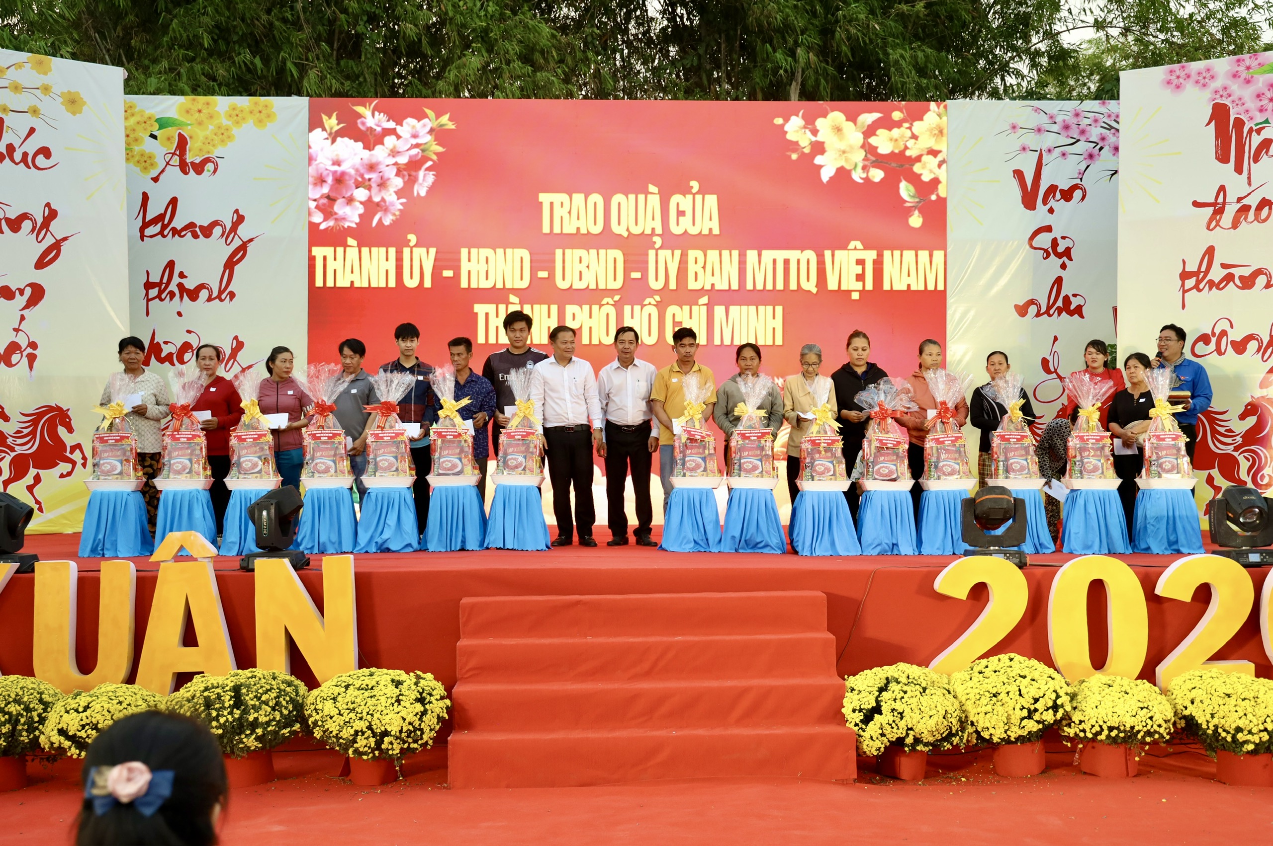 Rộn ràng ngày hội Xuân gắn kết, vun bồi tình làng nghĩa xóm tại xã Hưng Long, TPHCM - Ảnh 1.