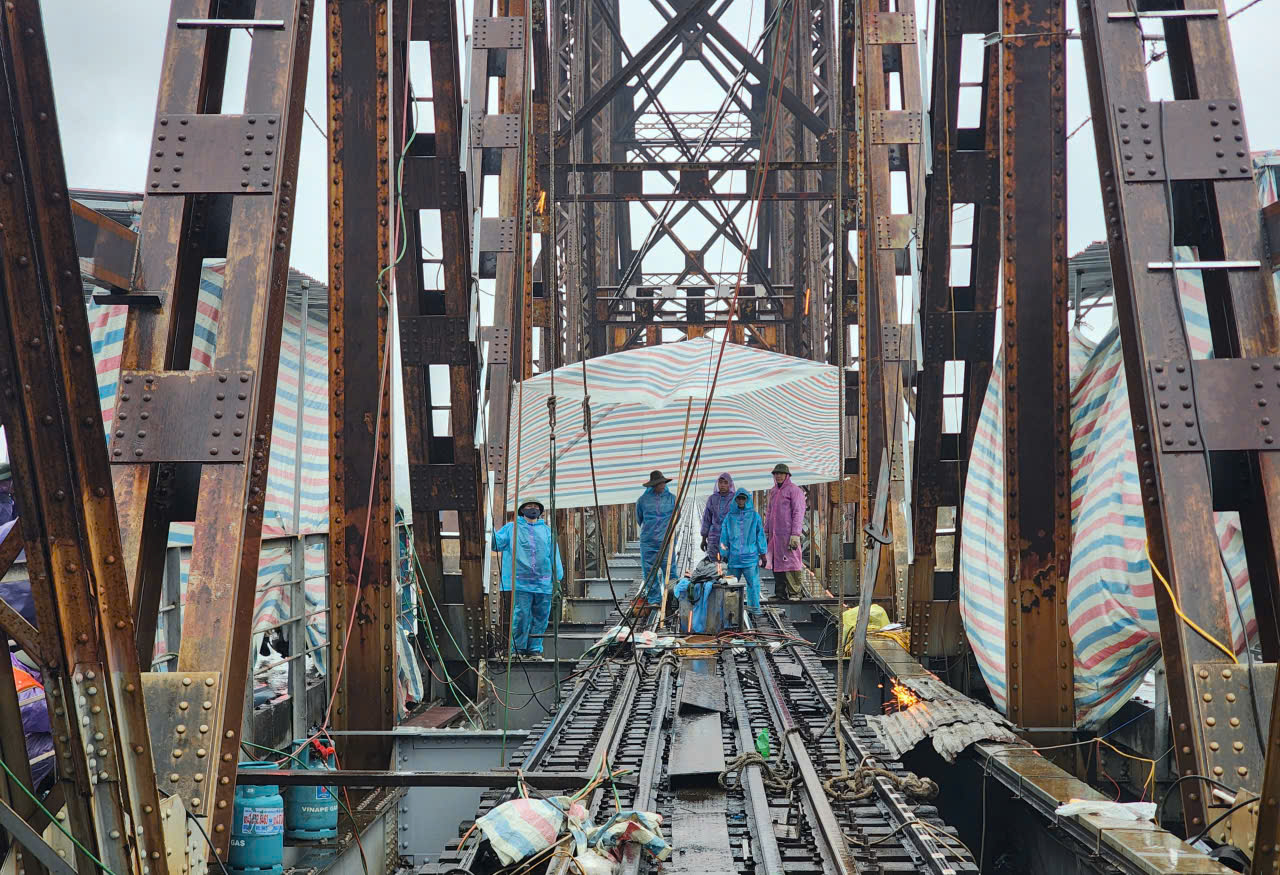 Cầu Long Bi&ecirc;n tạm dừng t&agrave;u do hư hỏng nghi&ecirc;m trọng cần sửa chữa khẩn cấp - Ảnh 5.