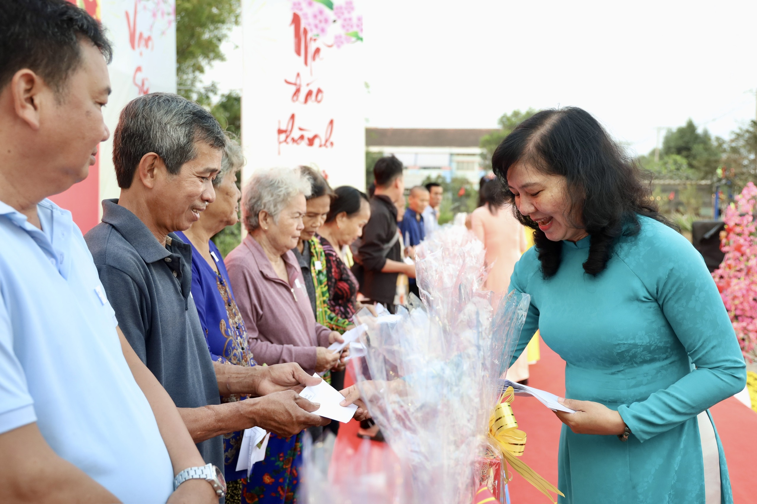 Rộn ràng ngày hội Xuân gắn kết, vun bồi tình làng nghĩa xóm tại xã Hưng Long, TPHCM - Ảnh 3.