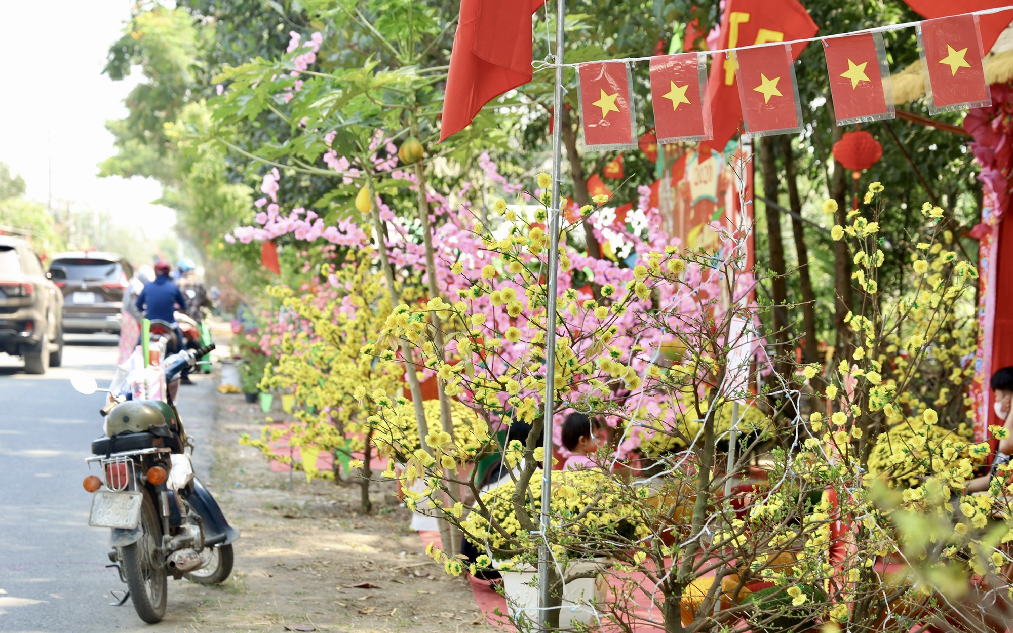 Rộn r&agrave;ng ng&agrave;y hội Xu&acirc;n gắn kết, vun bồi t&igrave;nh l&agrave;ng nghĩa x&oacute;m tại x&atilde; Hưng Long, TPHCM - Ảnh 7.