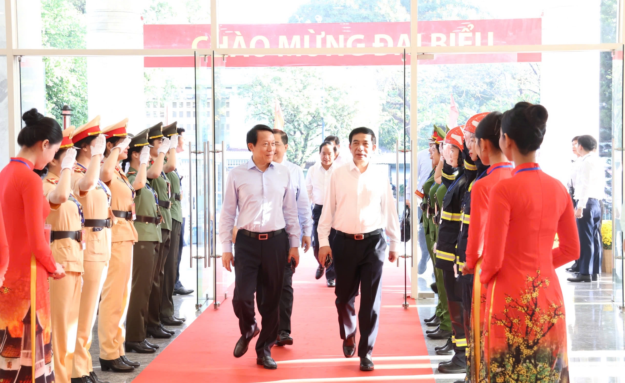 To&agrave;n cảnh Tổng B&iacute; thư T&ocirc; L&acirc;m thăm, ch&uacute;c Tết Đảng bộ, ch&iacute;nh quyền, nh&acirc;n d&acirc;n TPHCM - Ảnh 2.