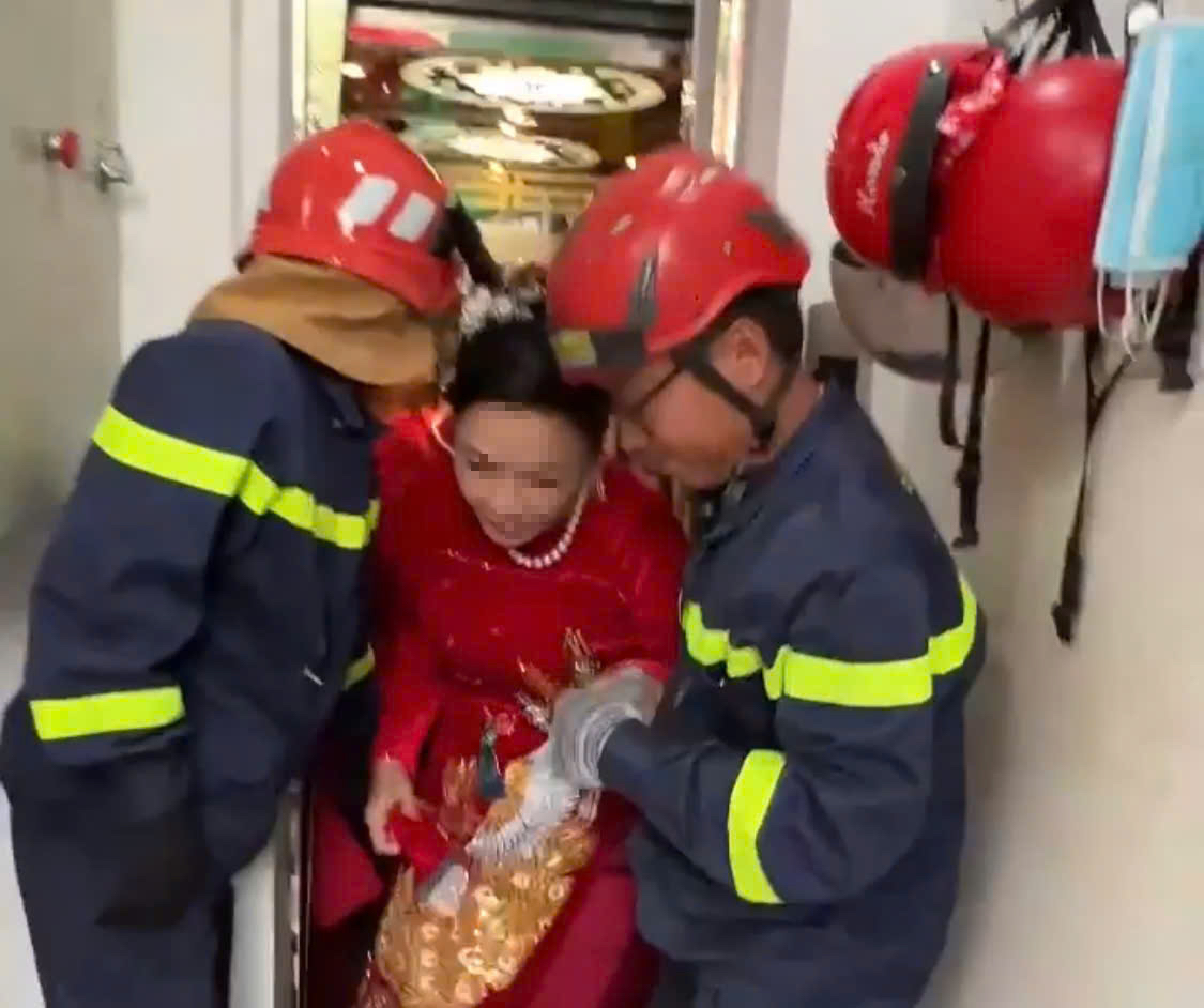 Cô dâu , chú rể TPHCM mắc kẹt thang máy , Cảnh sát giải cứu kịp thời - Ảnh 1.