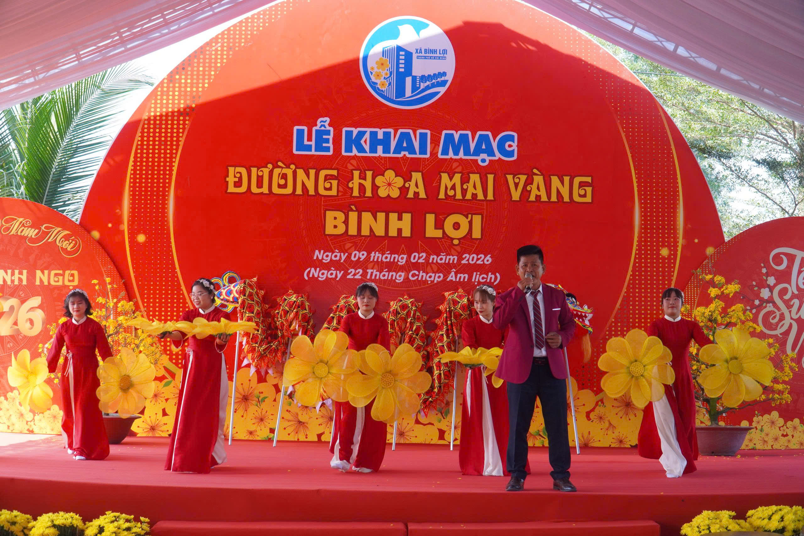 Khai mạc Đường hoa Mai v&agrave;ng B&igrave;nh Lợi: T&ocirc;n vinh l&agrave;ng nghề giữa l&ograve;ng đ&ocirc; thị - Ảnh 7.